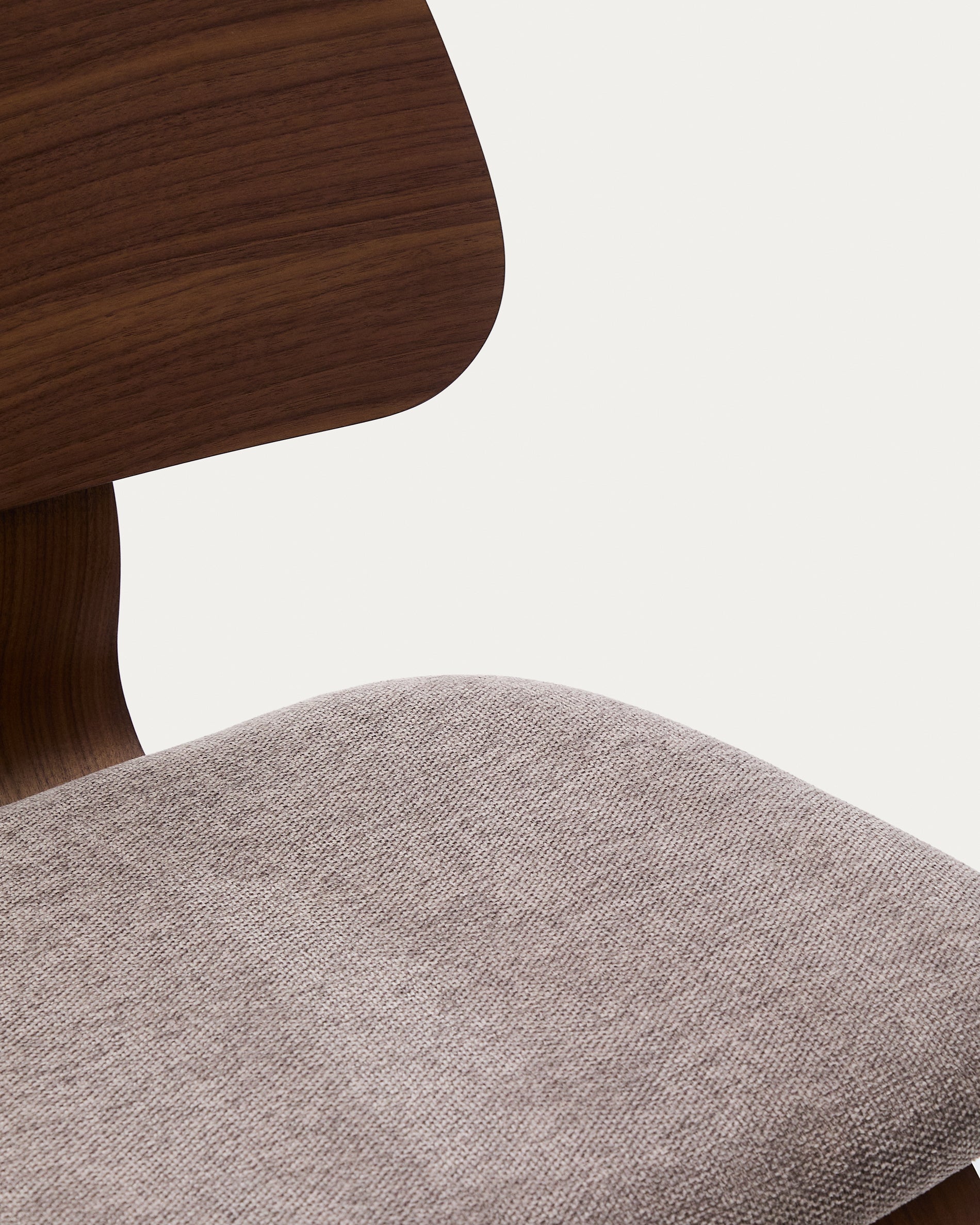 Gena chair in walnut veneer and beige chenille - Detail