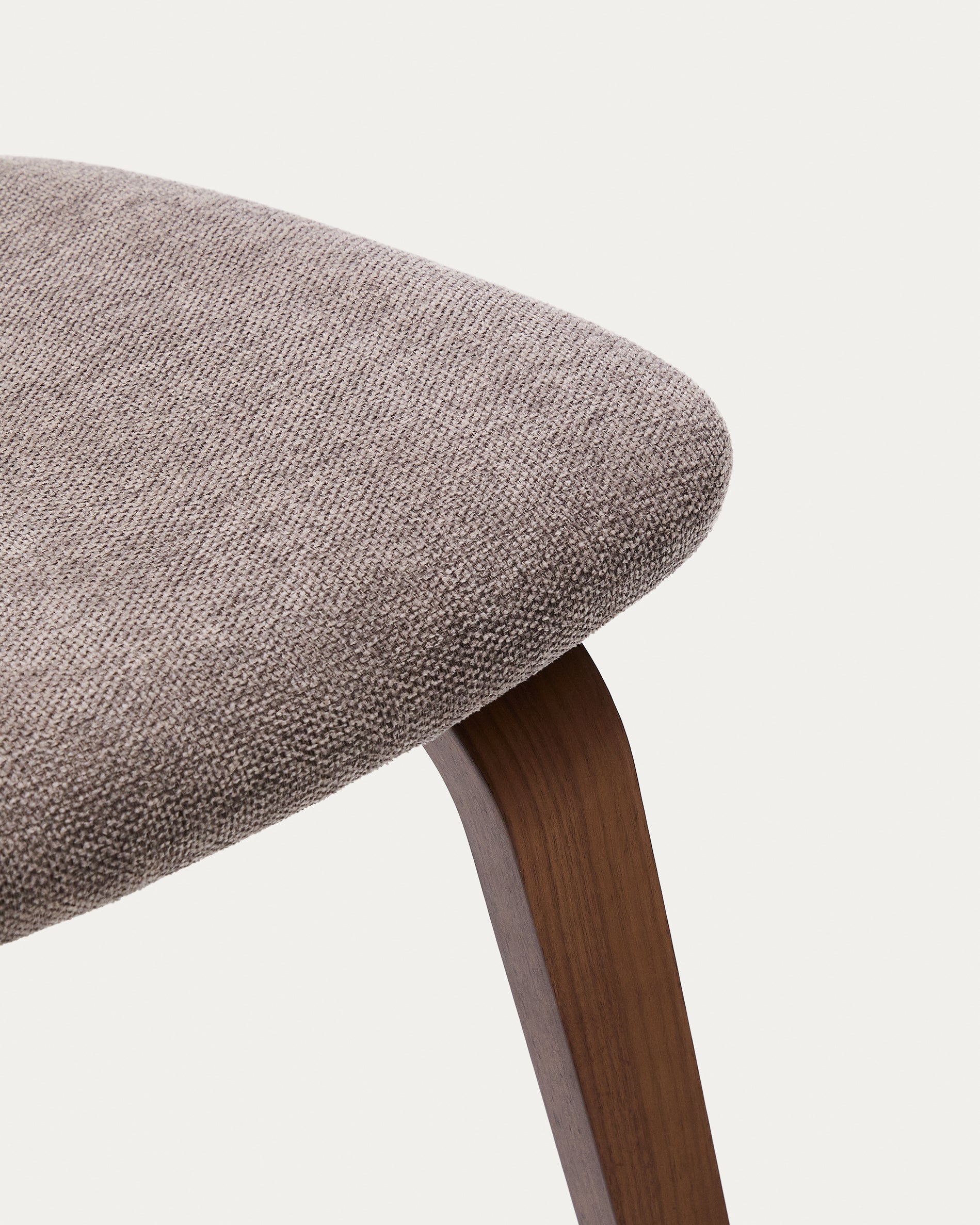 Gena chair in walnut veneer and beige chenille - Detail