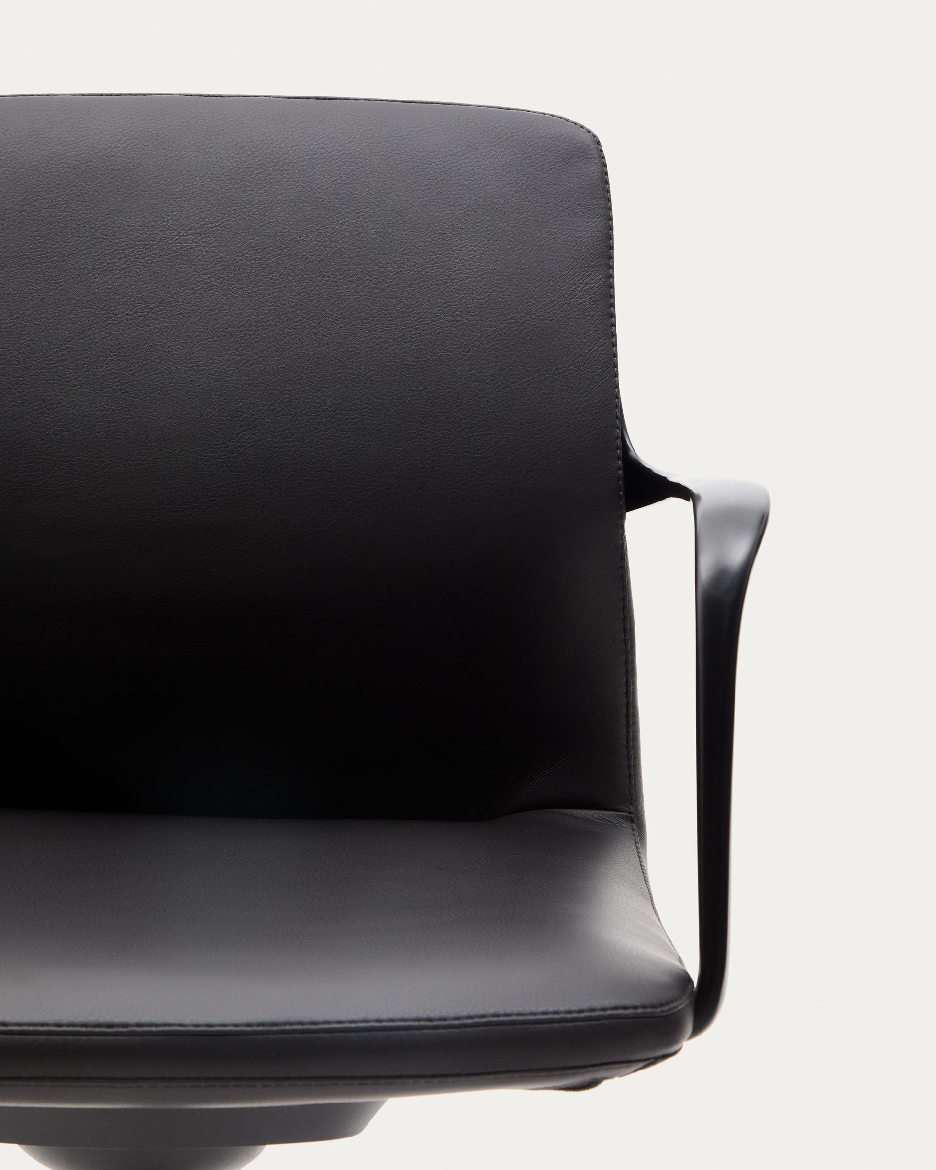 Nerlan desk chair in black faux leather with a black aluminium frame - Detail