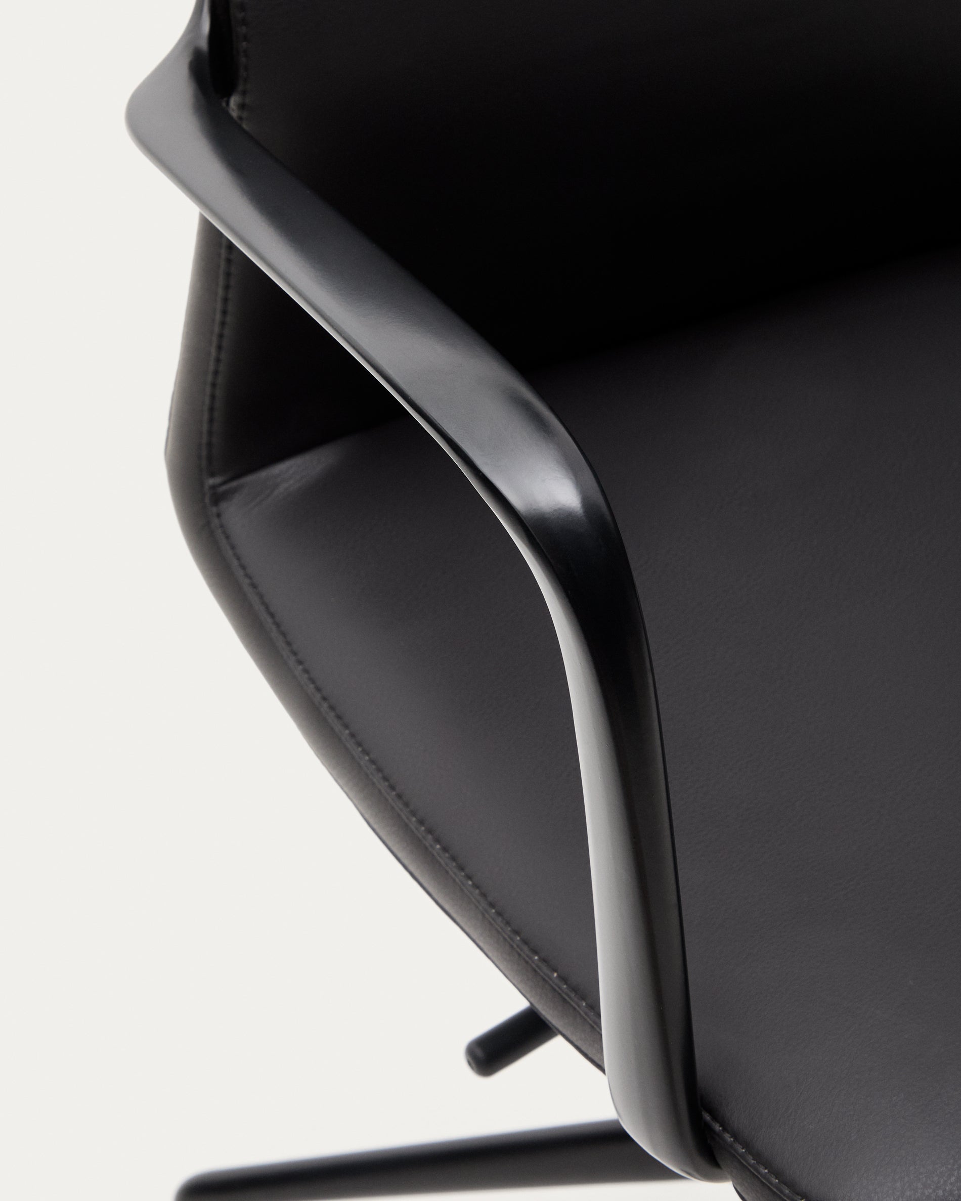 Nerlan desk chair in black faux leather with a black aluminium frame - Detail