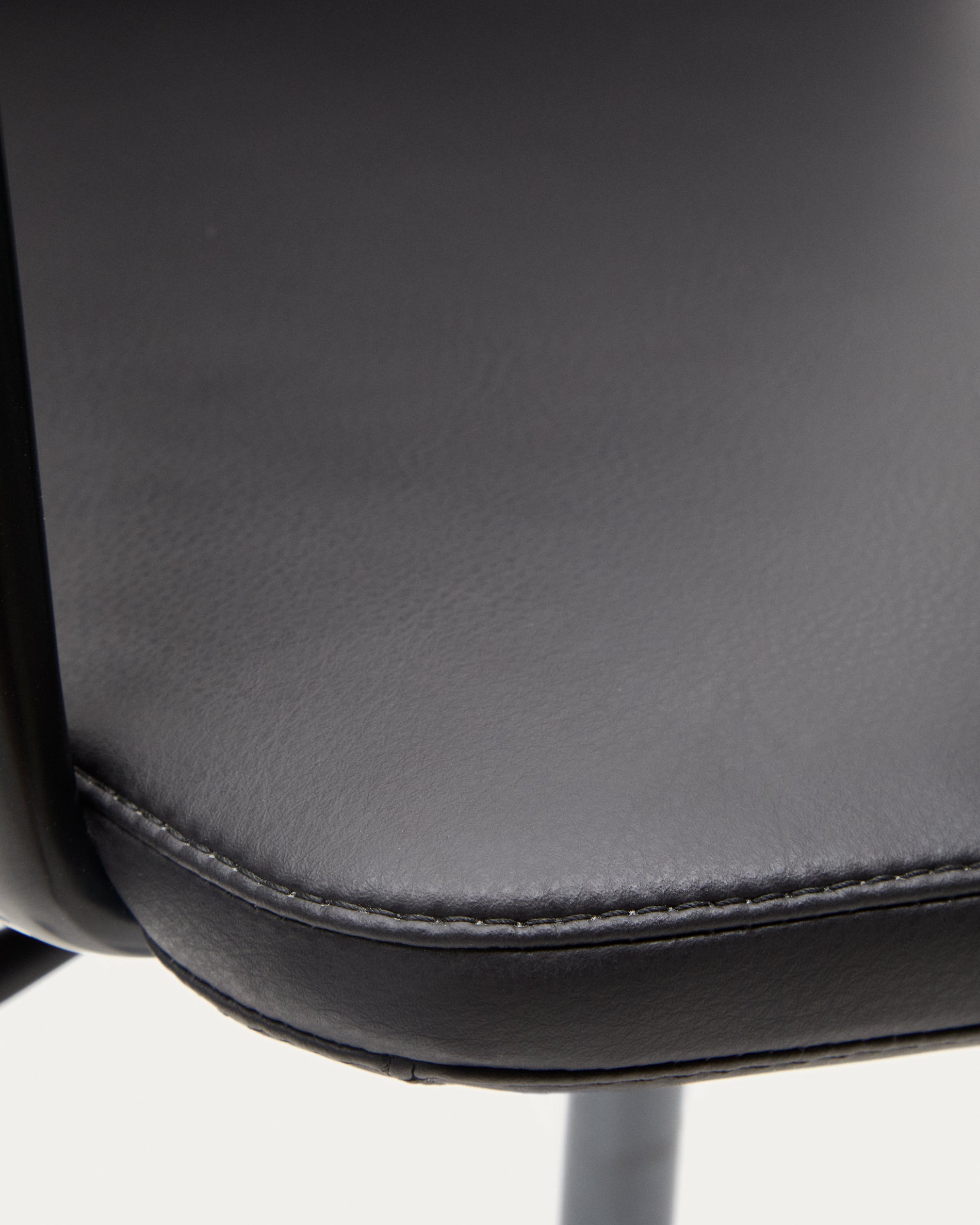 Nerlan desk chair in black faux leather with a black aluminium frame - Detail