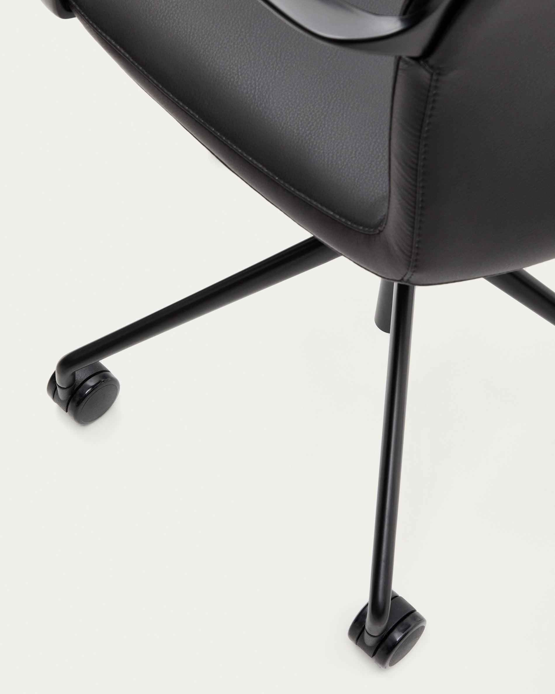 Nerlan desk chair in black faux leather with a black aluminium frame - Detail