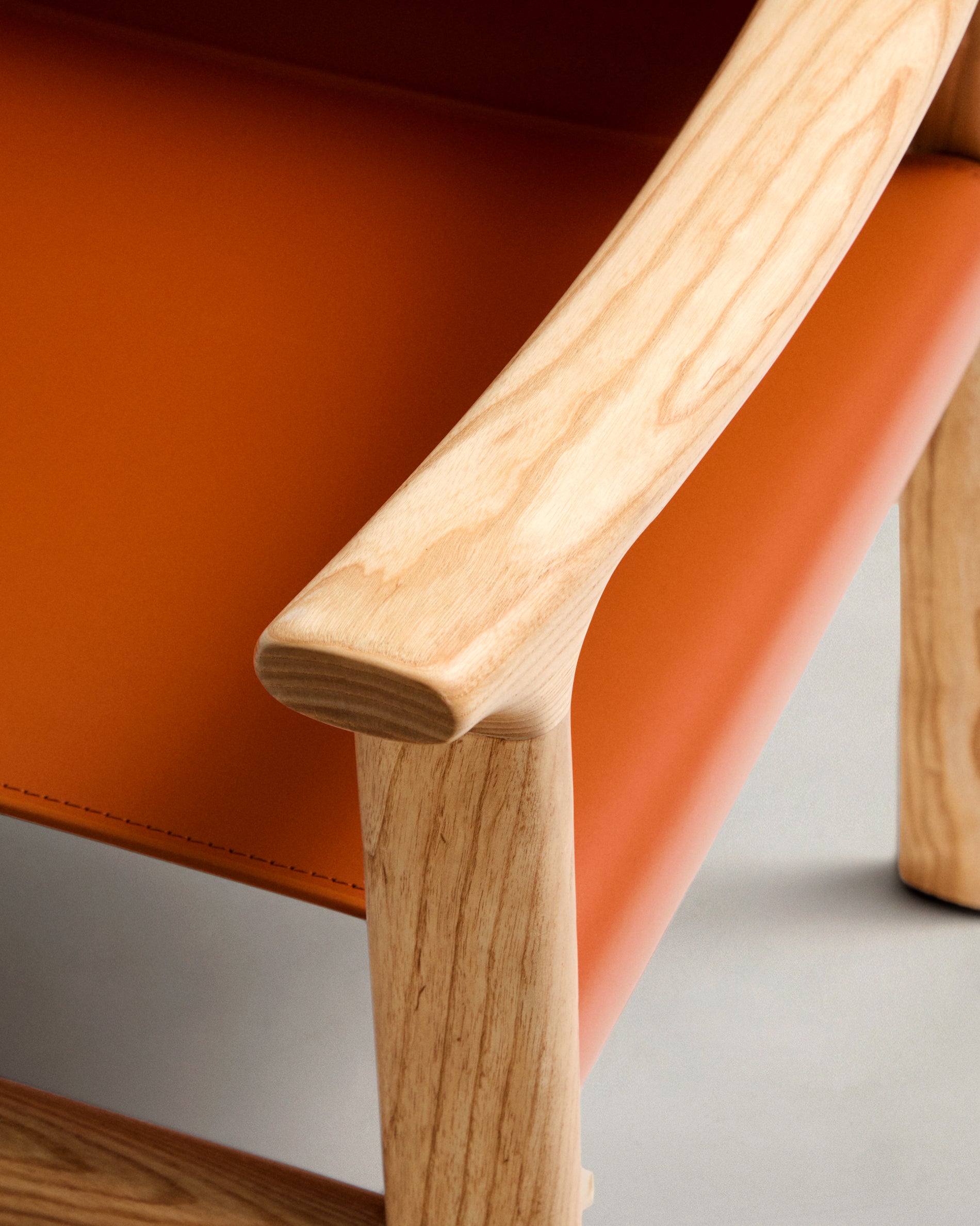 Jan chair made of light brown recycled leather fibres and FSC 100% solid ash wood with natural tone finish - Detail