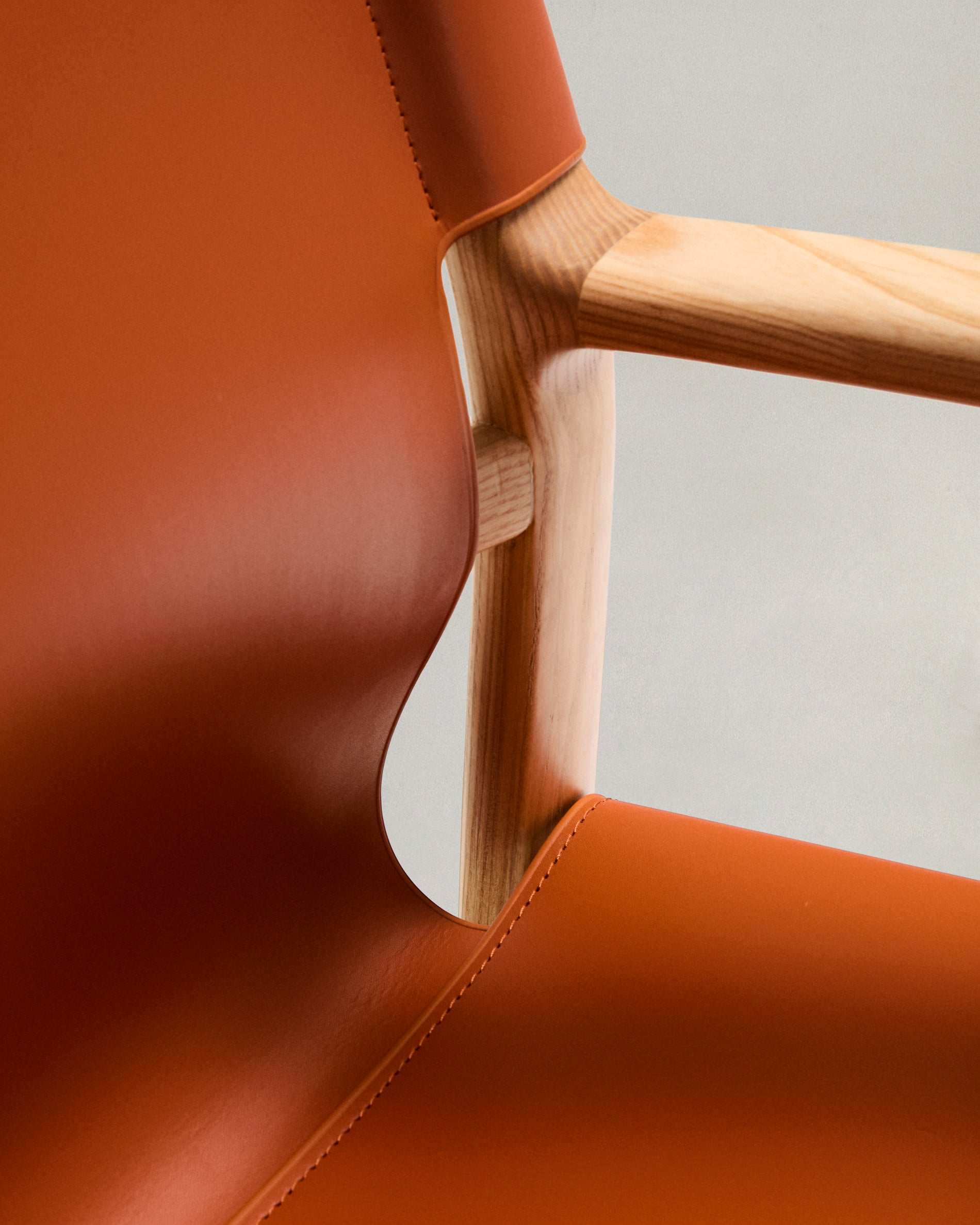 Jan chair made of light brown recycled leather fibres and FSC 100% solid ash wood with natural tone finish - Detail