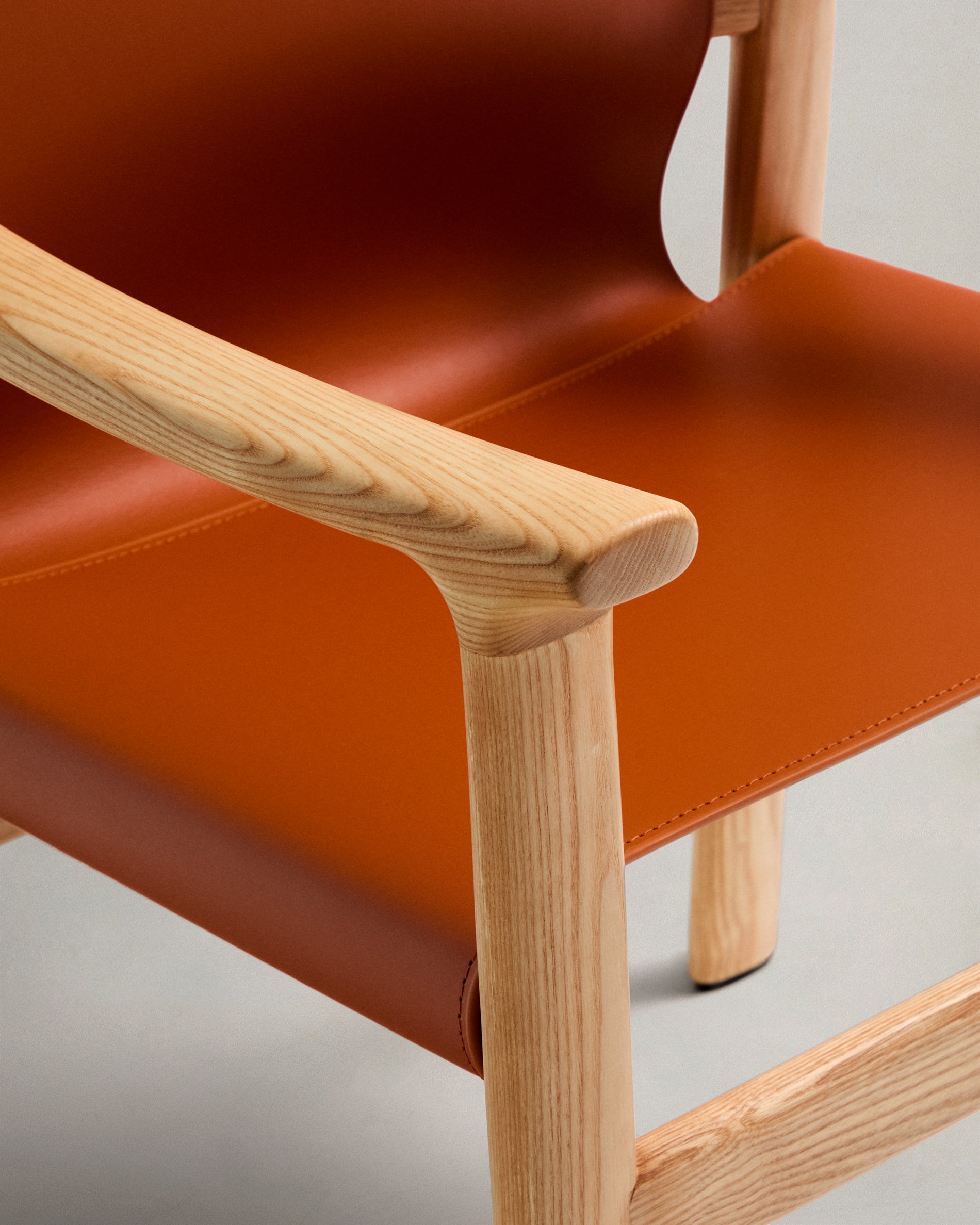 Jan chair made of light brown recycled leather fibres and FSC 100% solid ash wood with natural tone finish - Detail