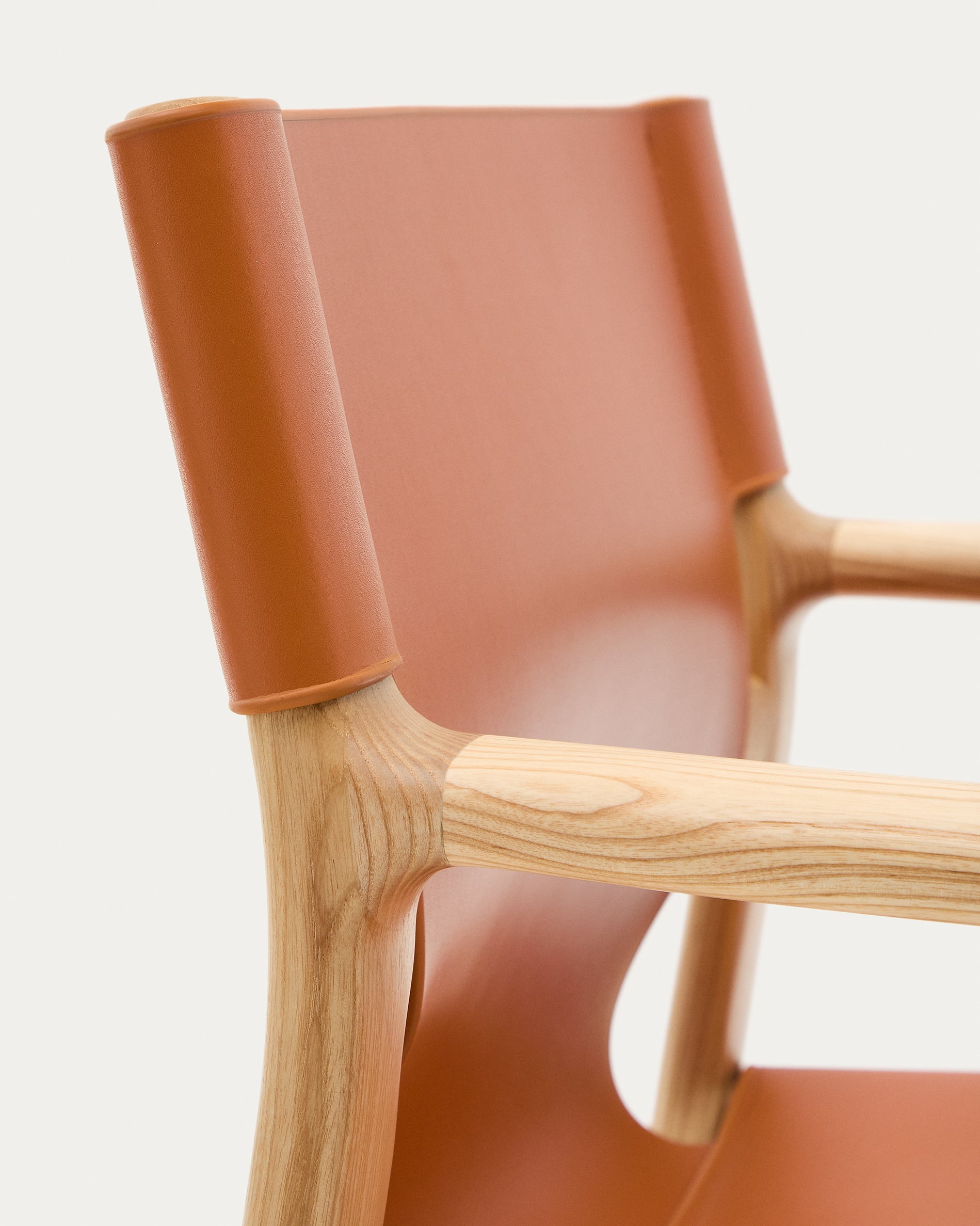 Jan chair made of light brown recycled leather fibres and FSC 100% solid ash wood with natural tone finish - Detail