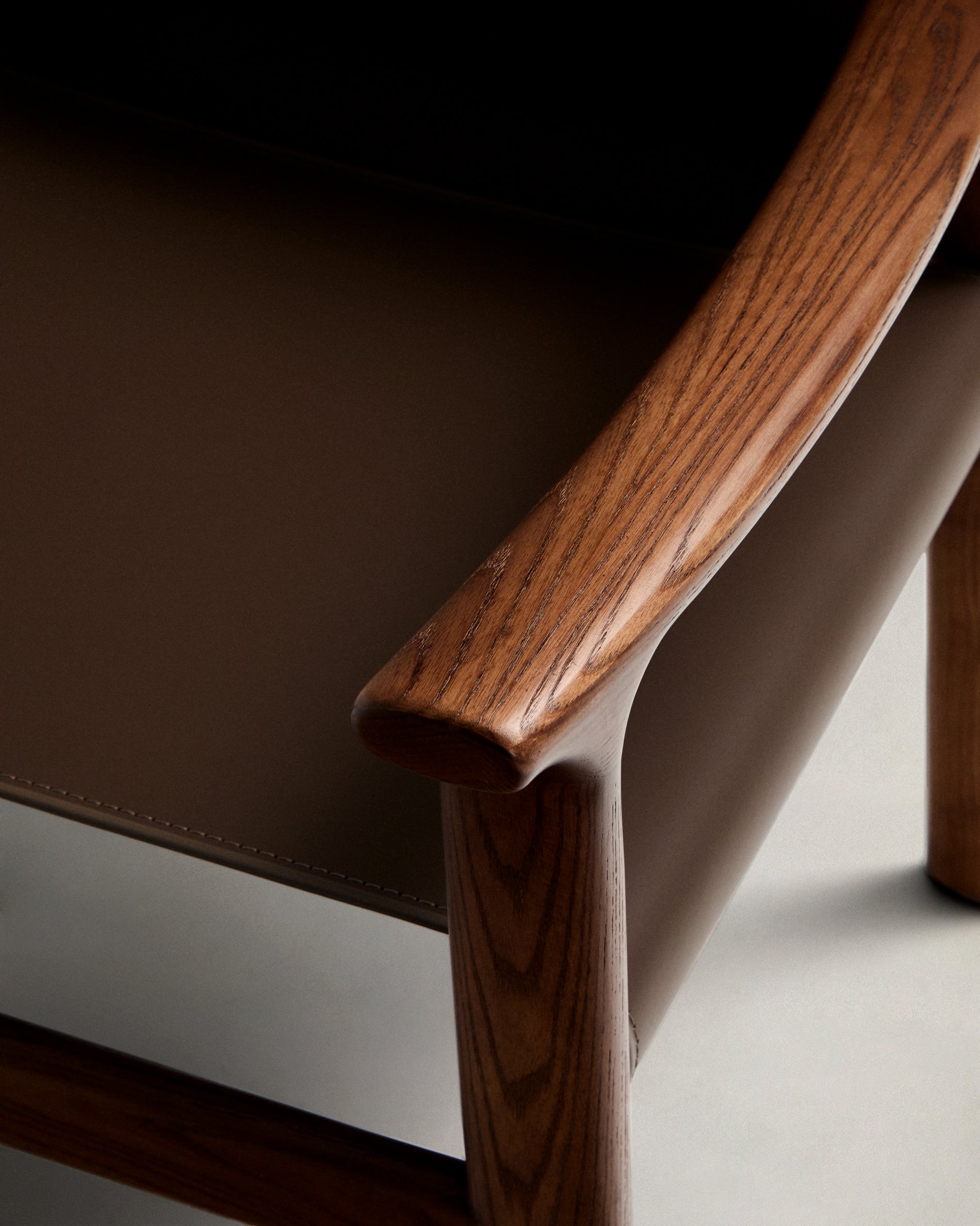 Jan chair made of dark brown recycled leather fibres and FSC 100% solid ash wood with walnut-coloured finish - Detail