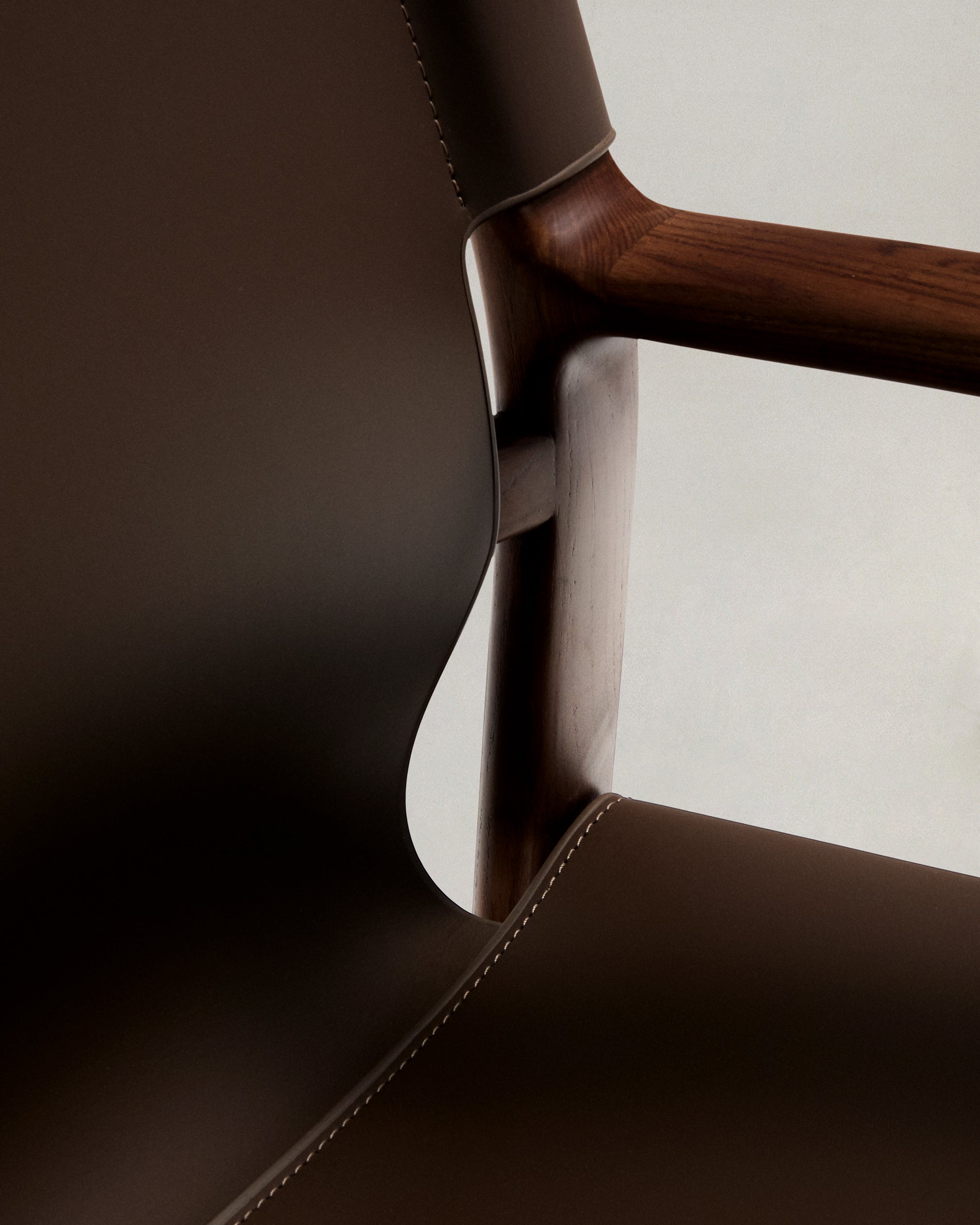 Jan chair made of dark brown recycled leather fibres and FSC 100% solid ash wood with walnut-coloured finish - Detail