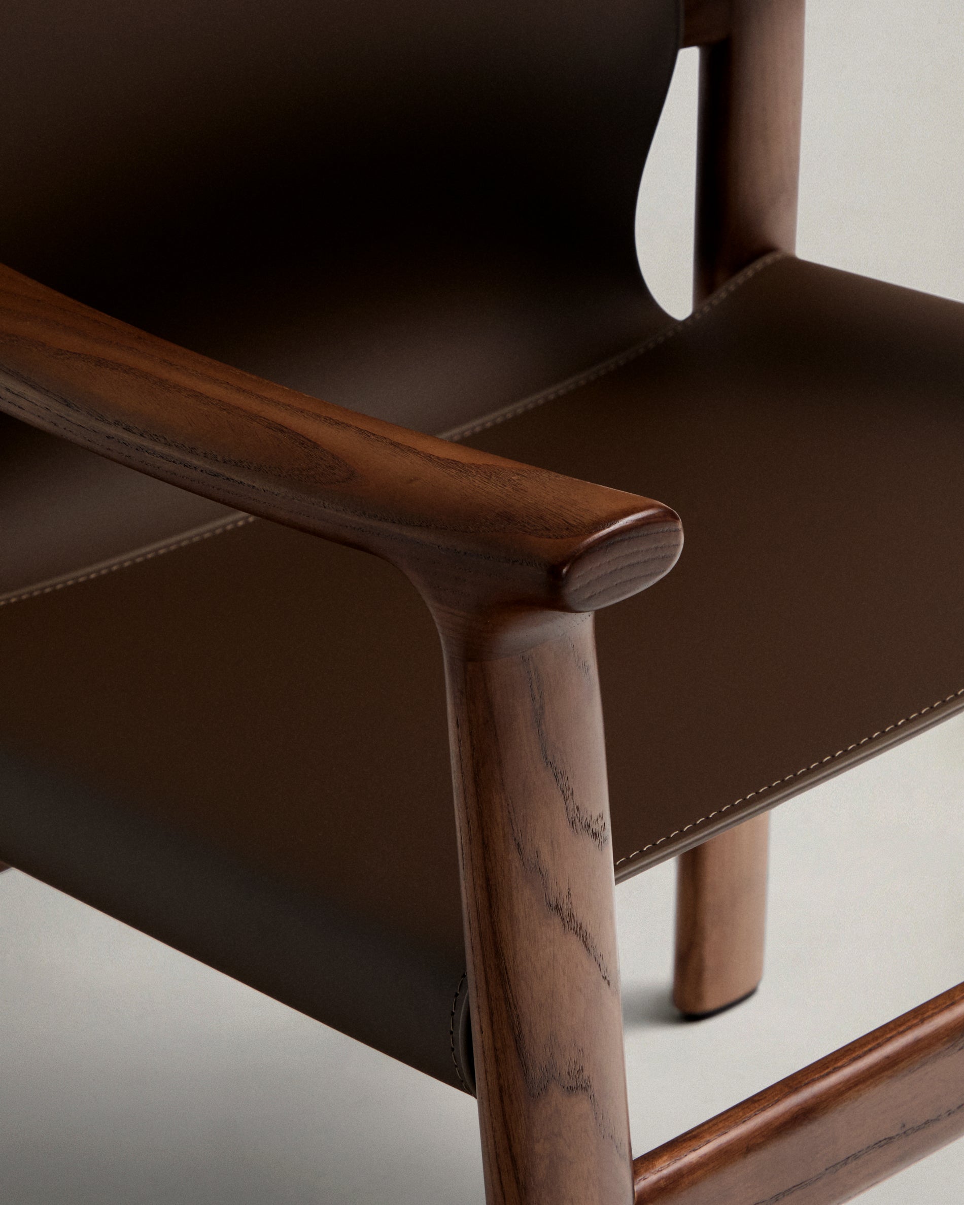 Jan chair made of dark brown recycled leather fibres and FSC 100% solid ash wood with walnut-coloured finish - Detail