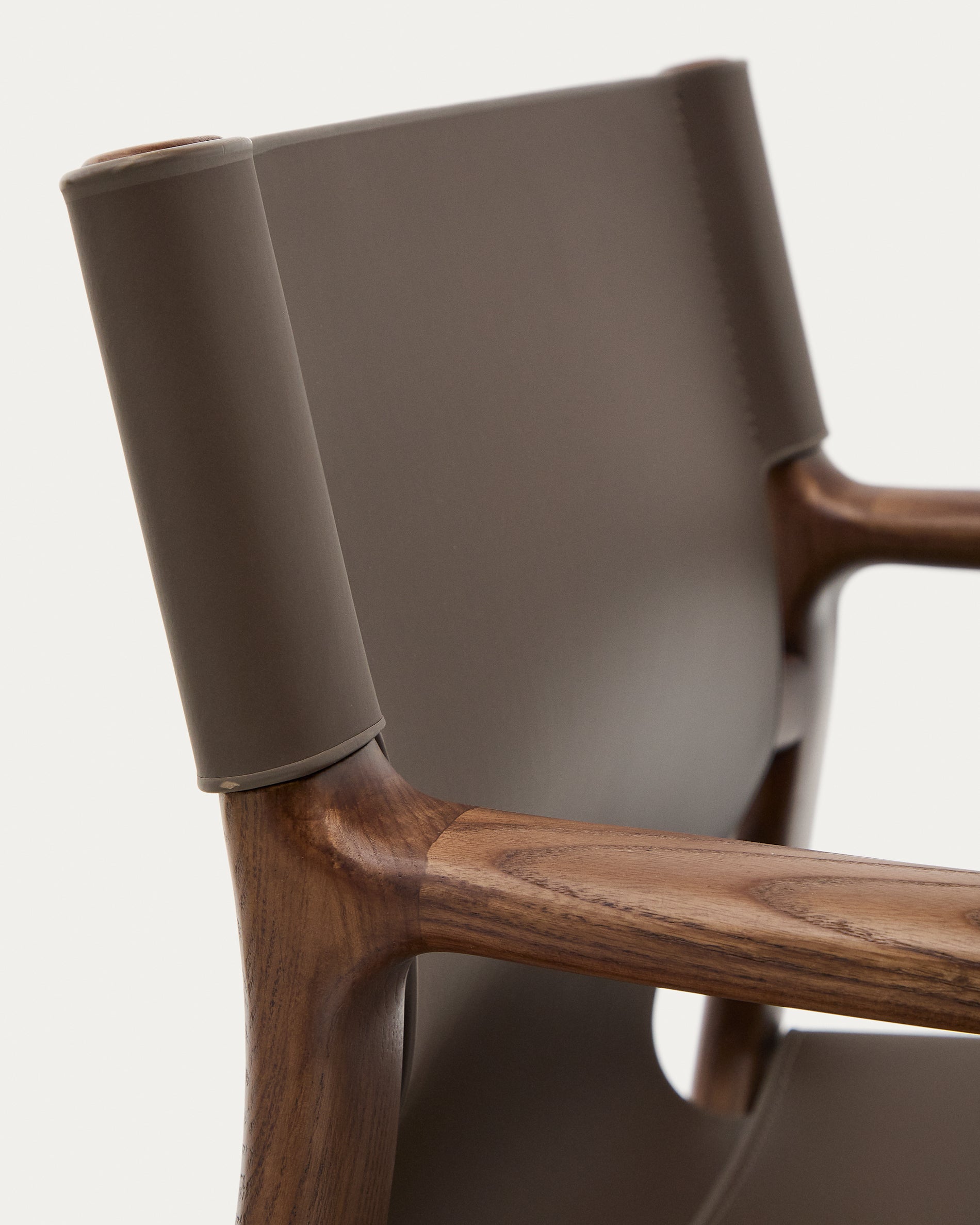 Jan chair made of dark brown recycled leather fibres and FSC 100% solid ash wood with walnut-coloured finish - Detail