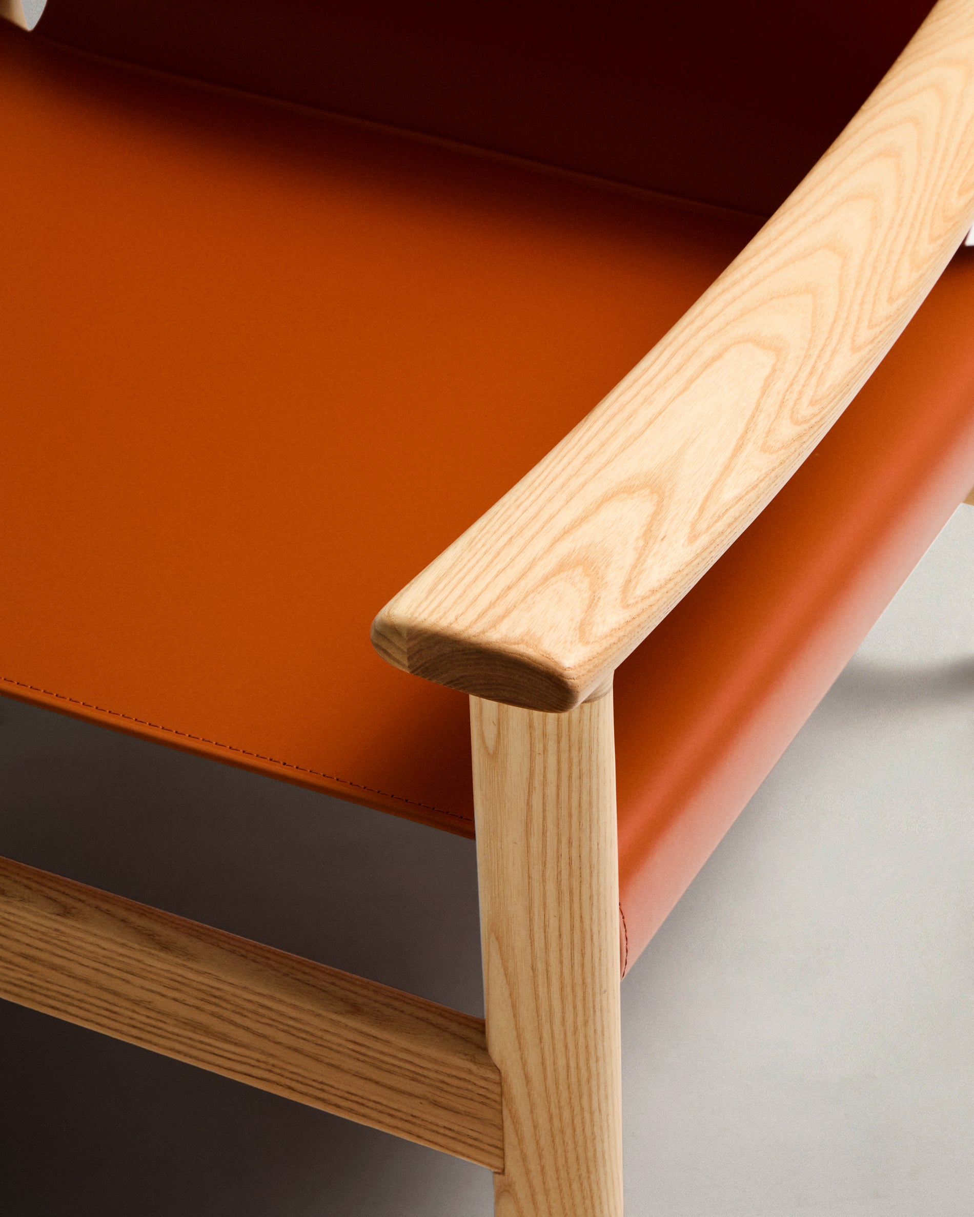 Jan armchair made of light brown recycled leather fibres and FSC 100% solid ash wood with natural tone finish - Detail