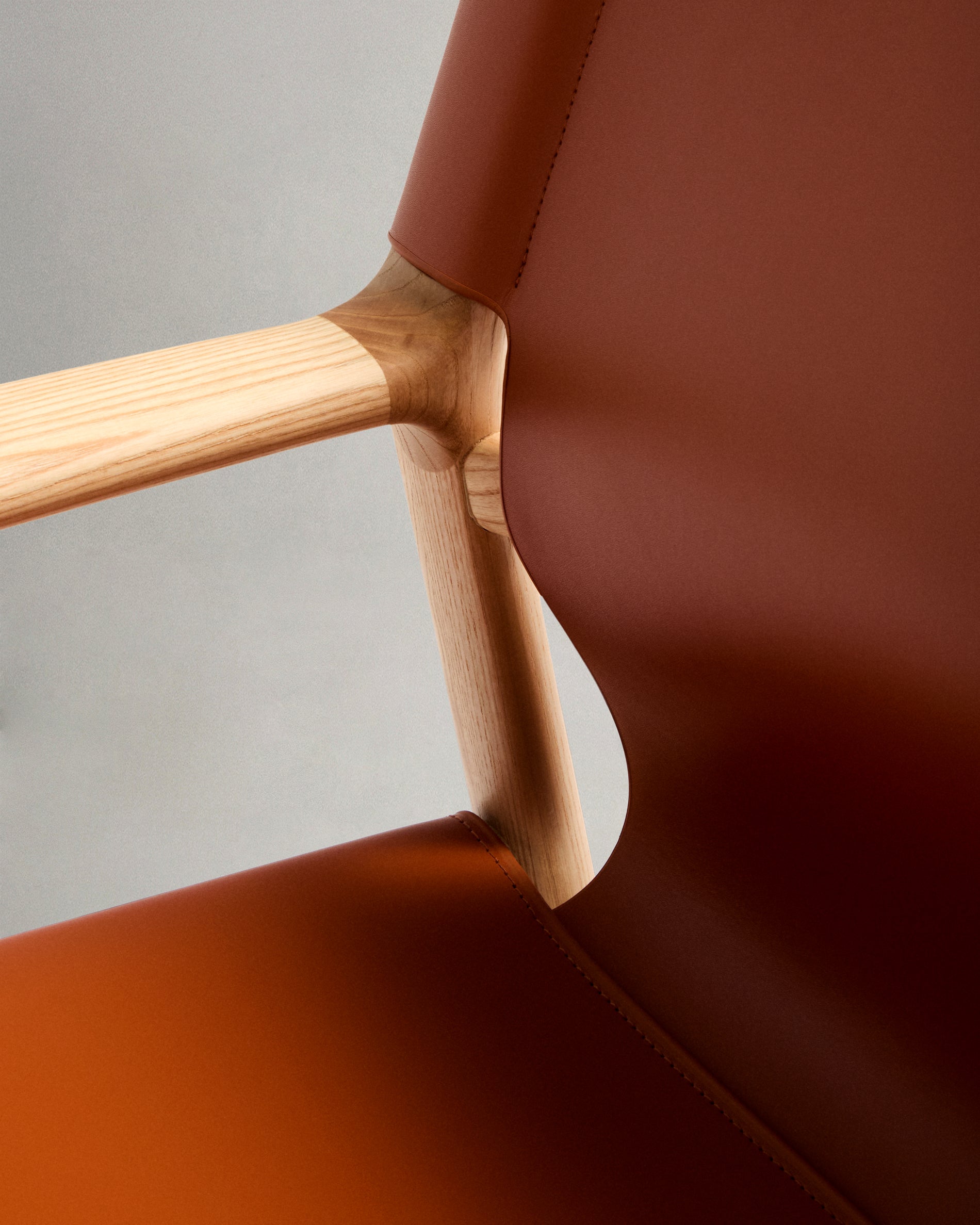Jan armchair made of light brown recycled leather fibres and FSC 100% solid ash wood with natural tone finish - Detail