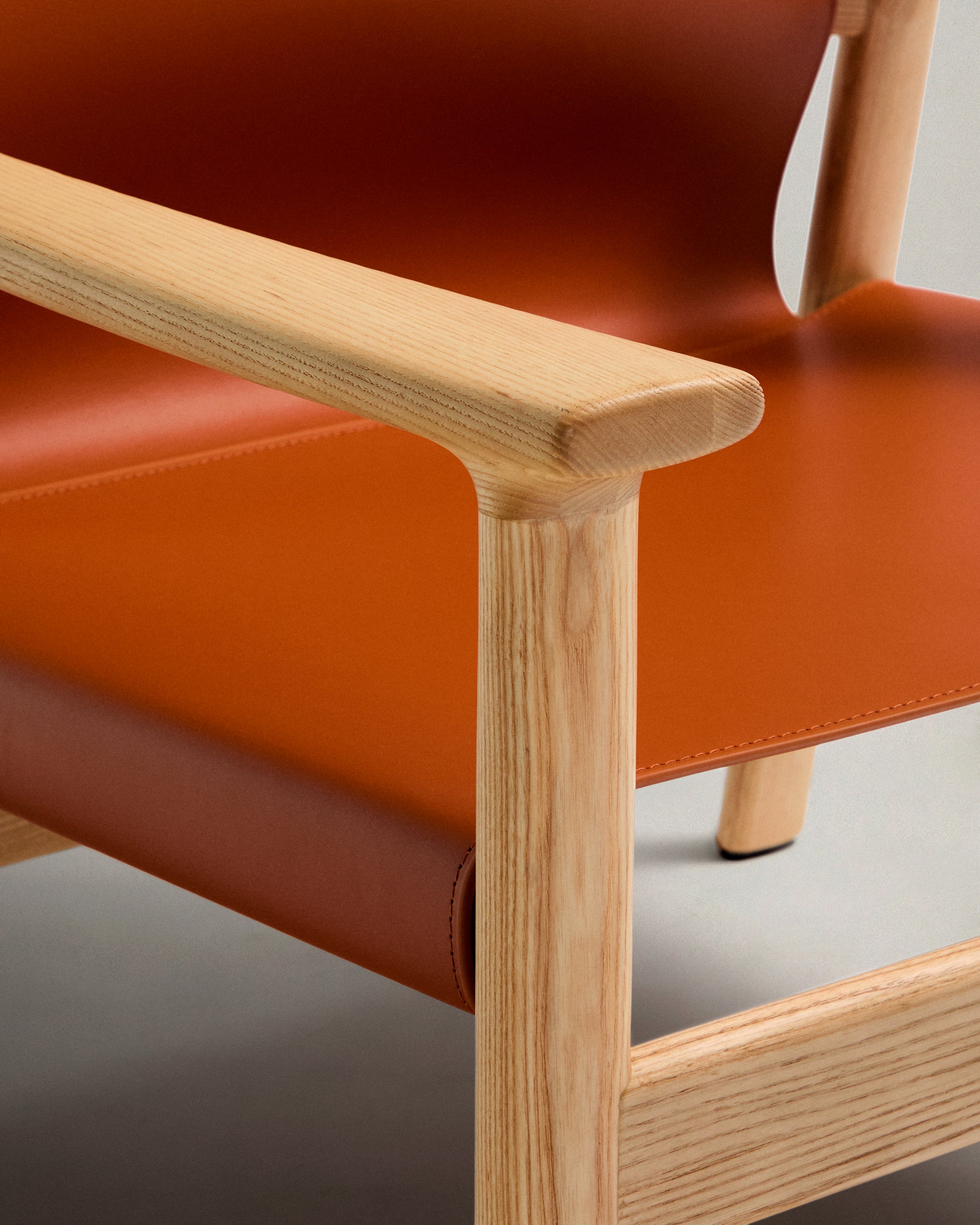 Jan armchair made of light brown recycled leather fibres and FSC 100% solid ash wood with natural tone finish - Detail