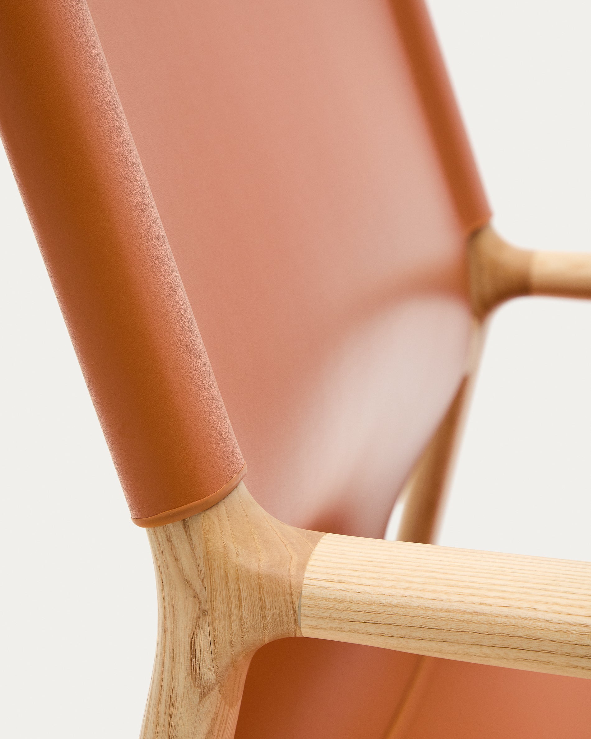 Jan armchair made of light brown recycled leather fibres and FSC 100% solid ash wood with natural tone finish - Detail