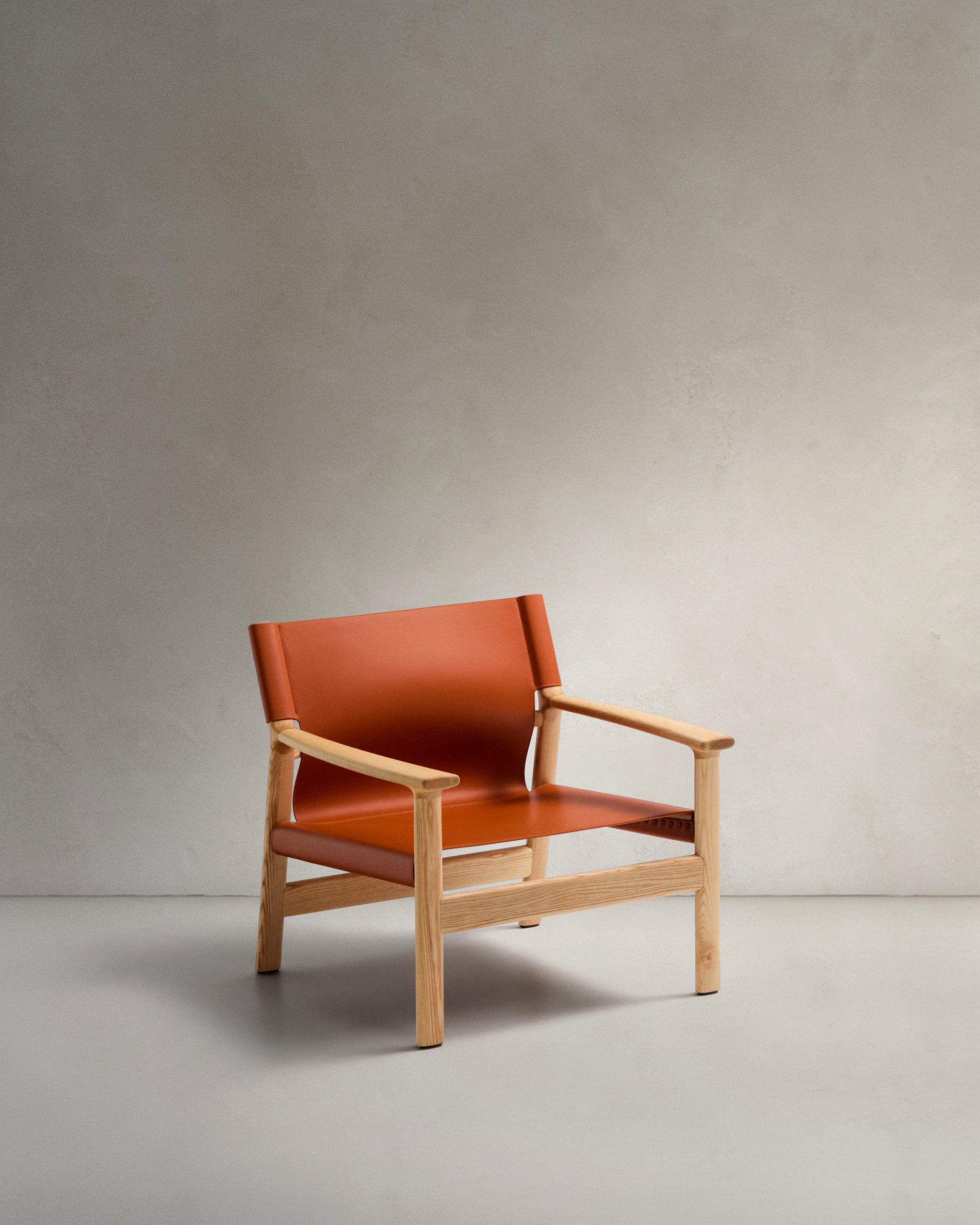 Jan armchair made of light brown recycled leather fibres and FSC 100% solid ash wood with natural tone finish - Product View