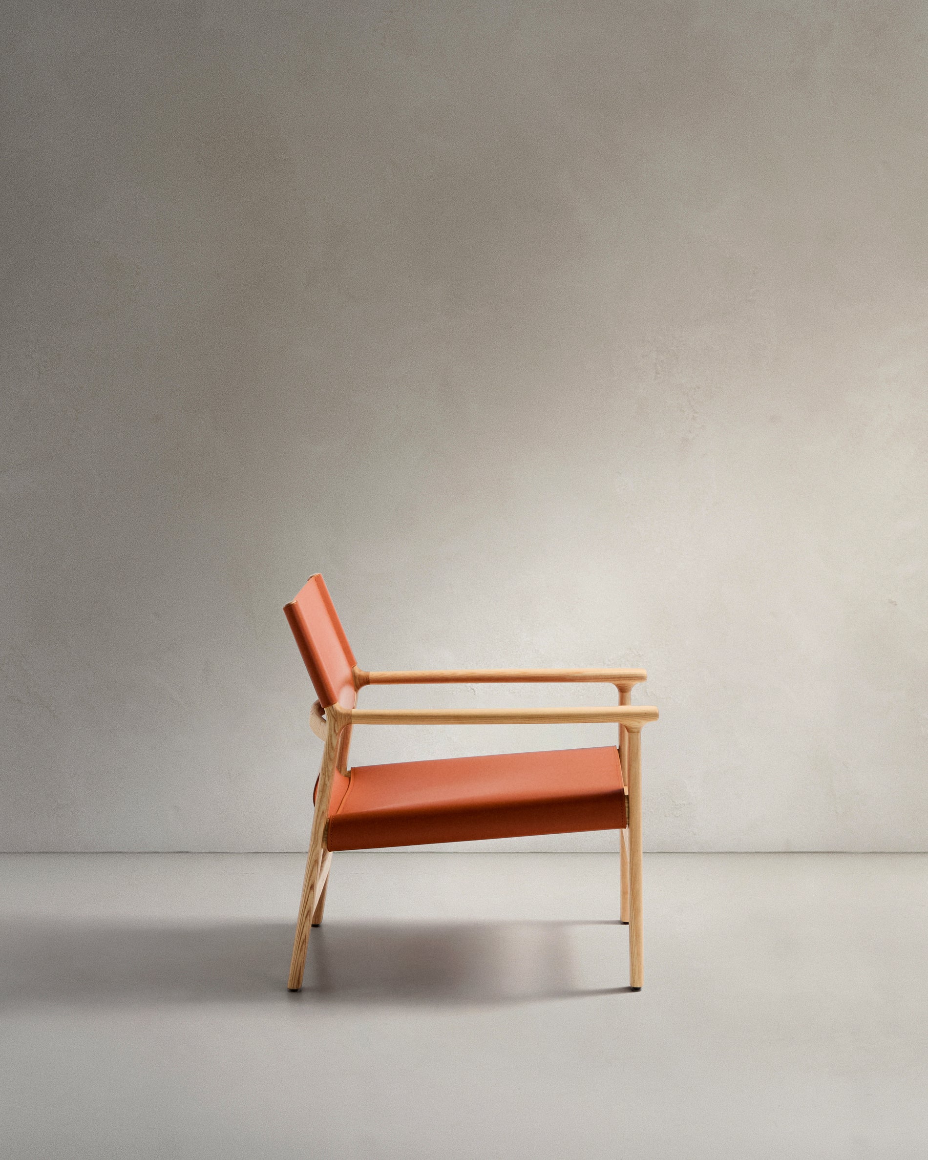 Jan armchair made of light brown recycled leather fibres and FSC 100% solid ash wood with natural tone finish - Product View