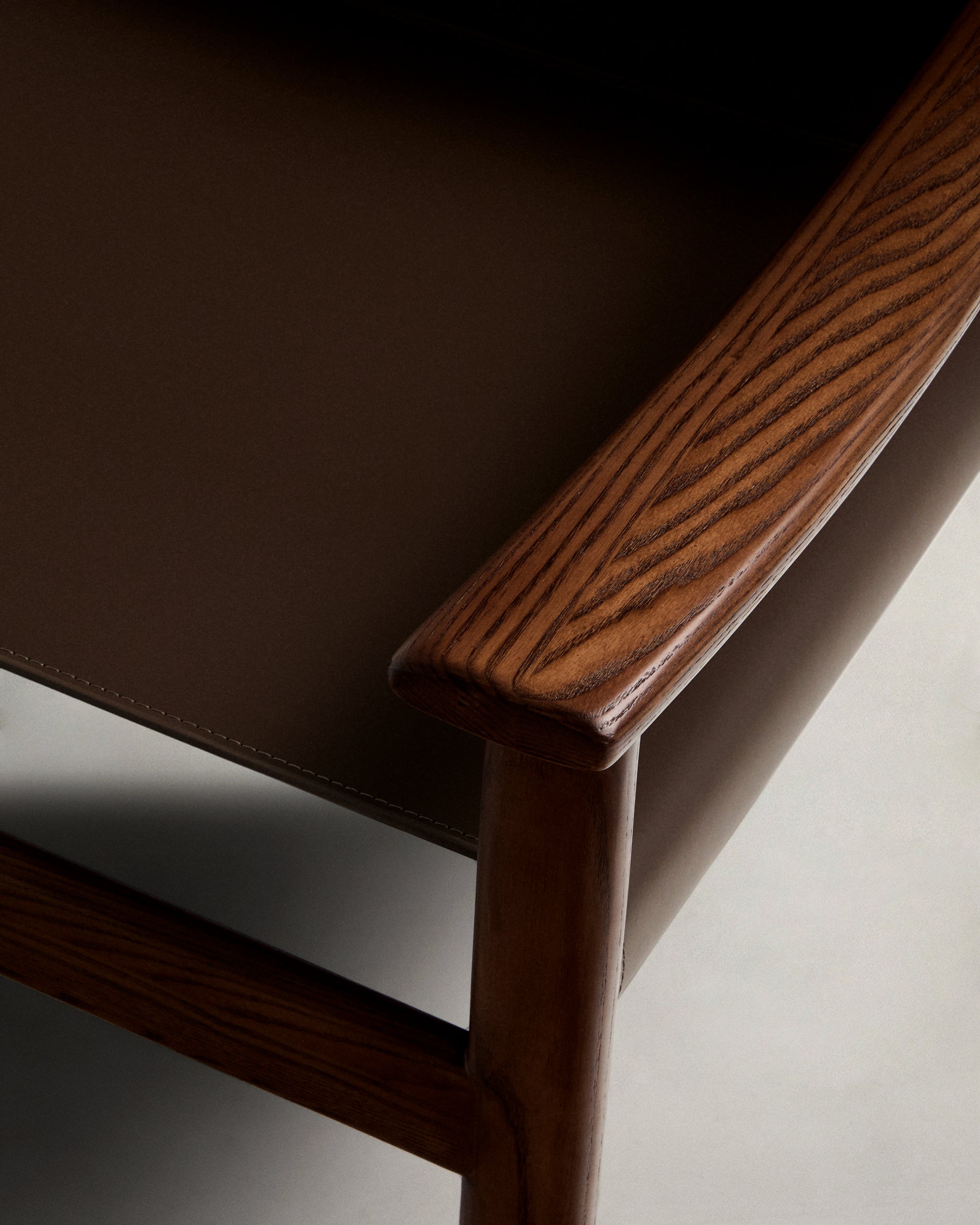 Jan armchair made of dark brown recycled leather fibres and FSC 100% solid ash wood with walnut-coloured finish - Detail