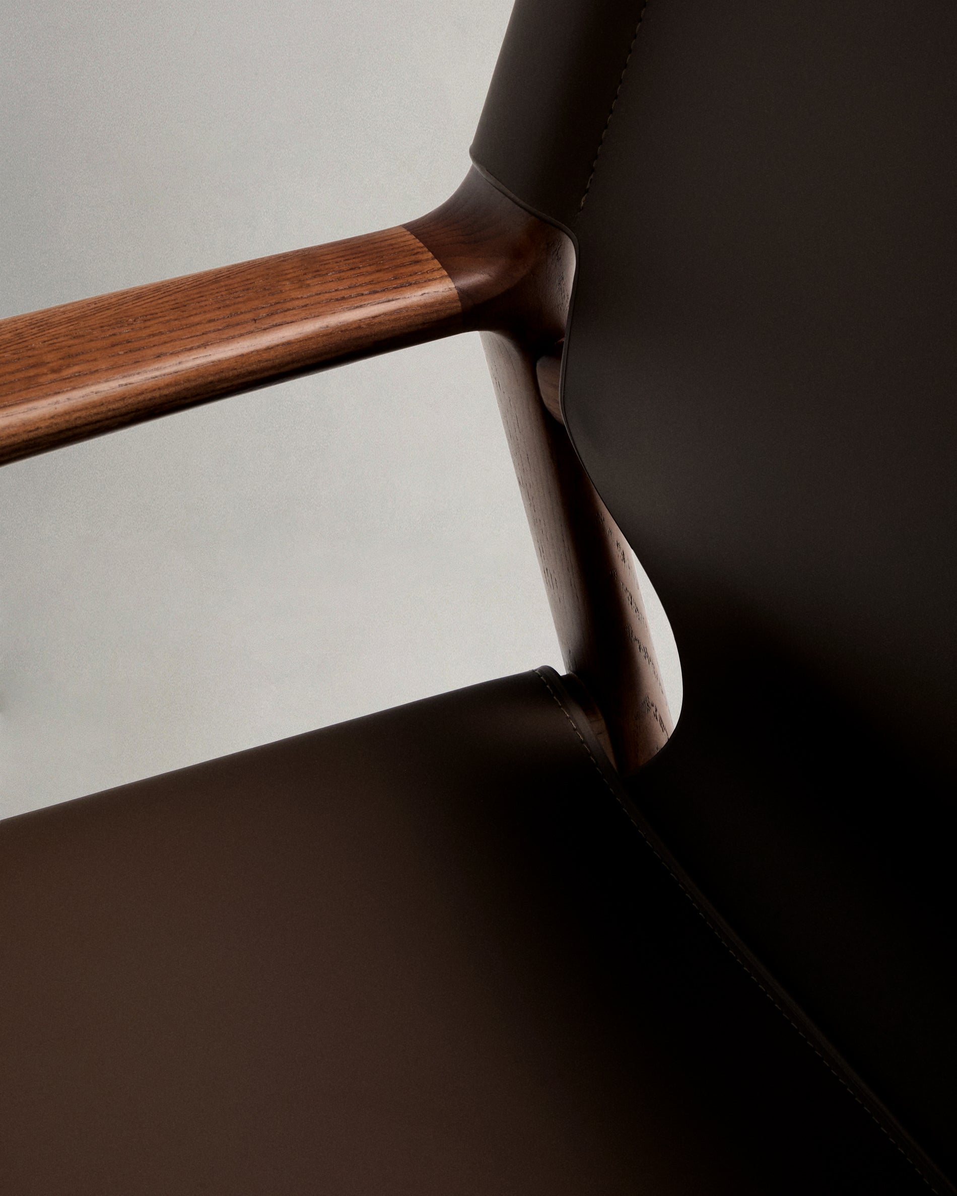 Jan armchair made of dark brown recycled leather fibres and FSC 100% solid ash wood with walnut-coloured finish - Detail