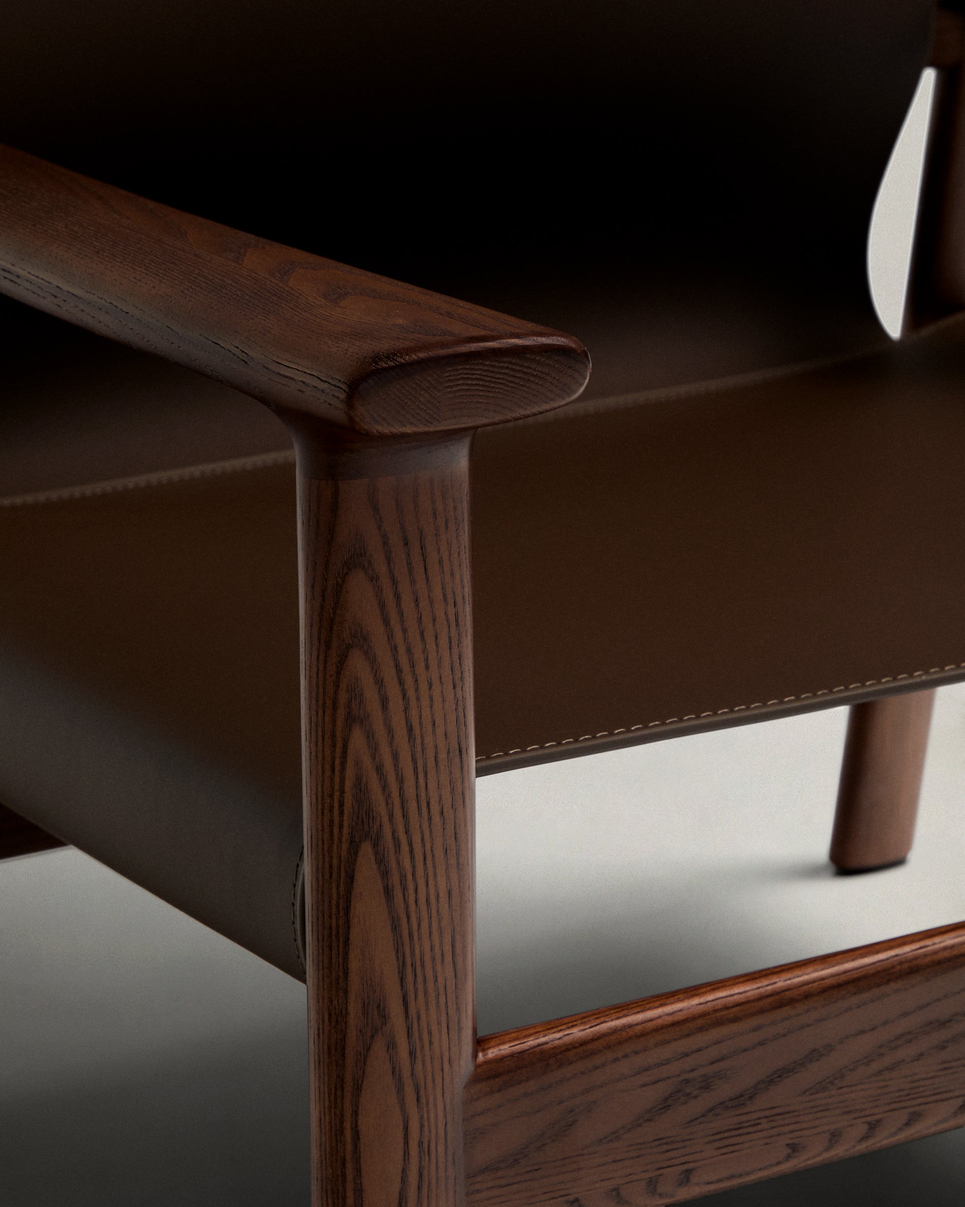 Jan armchair made of dark brown recycled leather fibres and FSC 100% solid ash wood with walnut-coloured finish - Detail