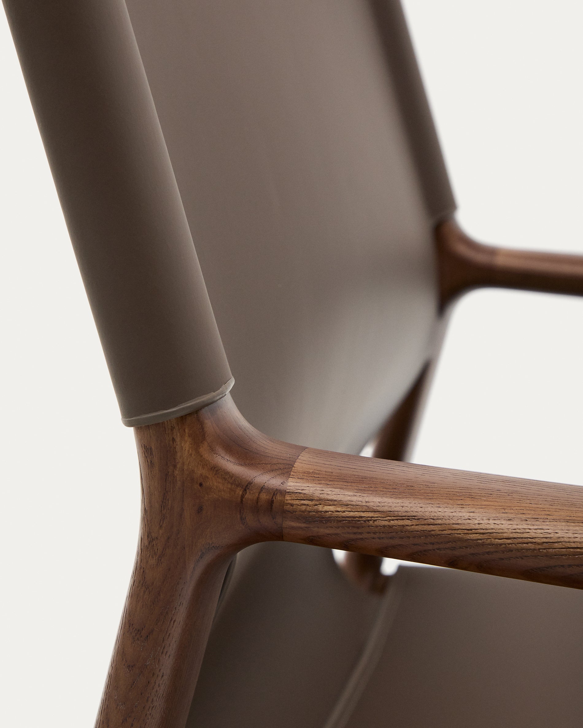 Jan armchair made of dark brown recycled leather fibres and FSC 100% solid ash wood with walnut-coloured finish - Detail