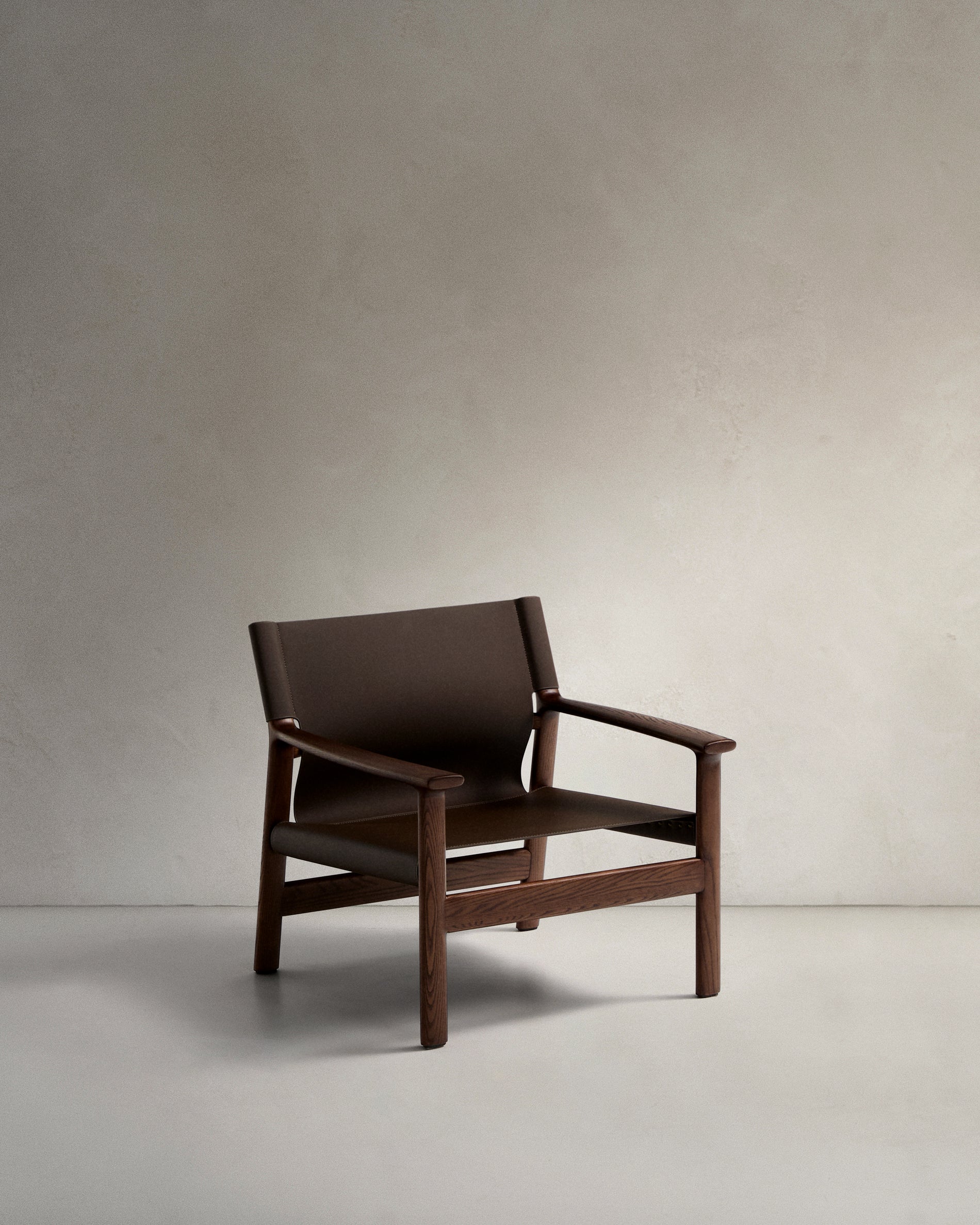 Jan armchair made of dark brown recycled leather fibres and FSC 100% solid ash wood with walnut-coloured finish - Product View