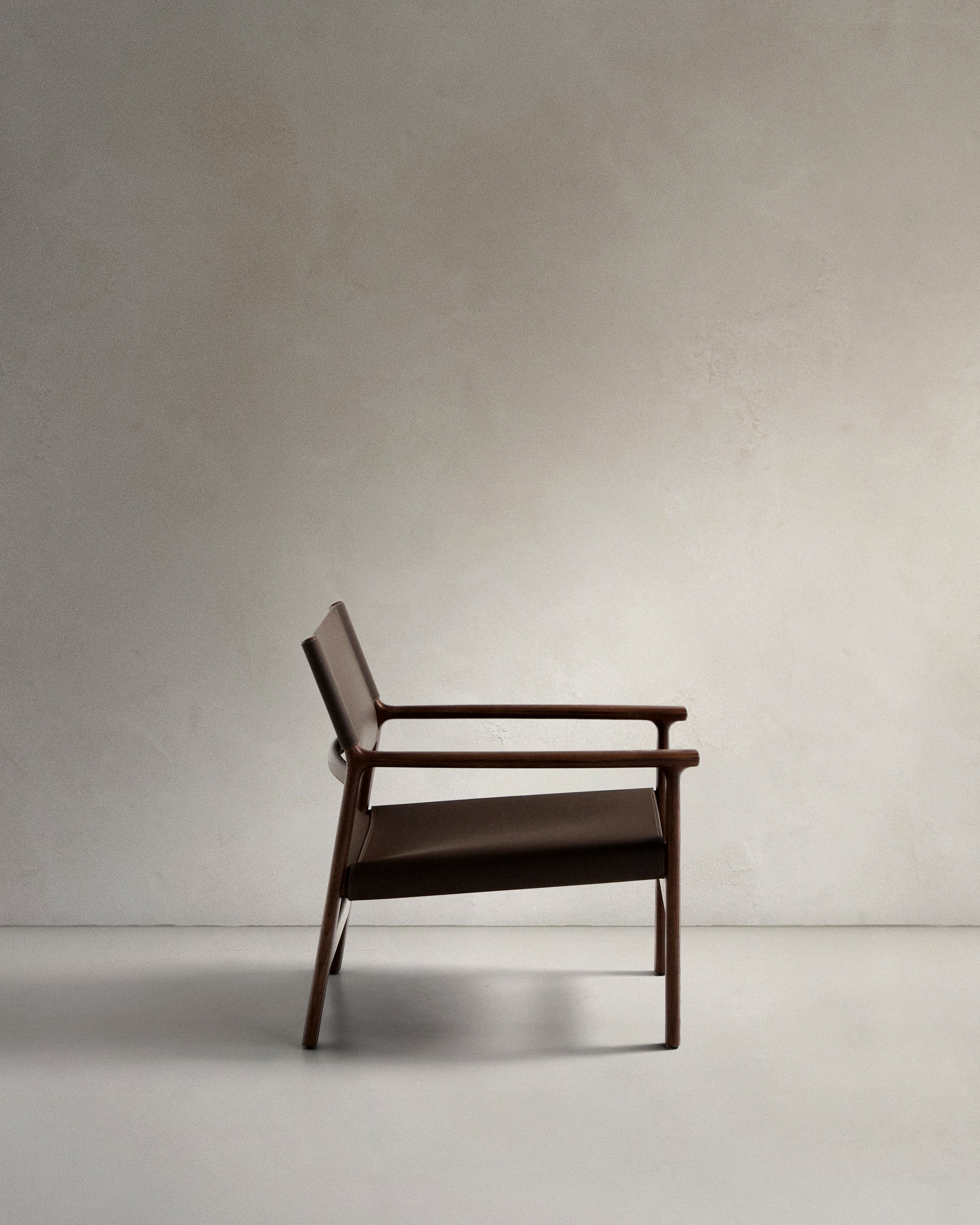 Jan armchair made of dark brown recycled leather fibres and FSC 100% solid ash wood with walnut-coloured finish - Product View