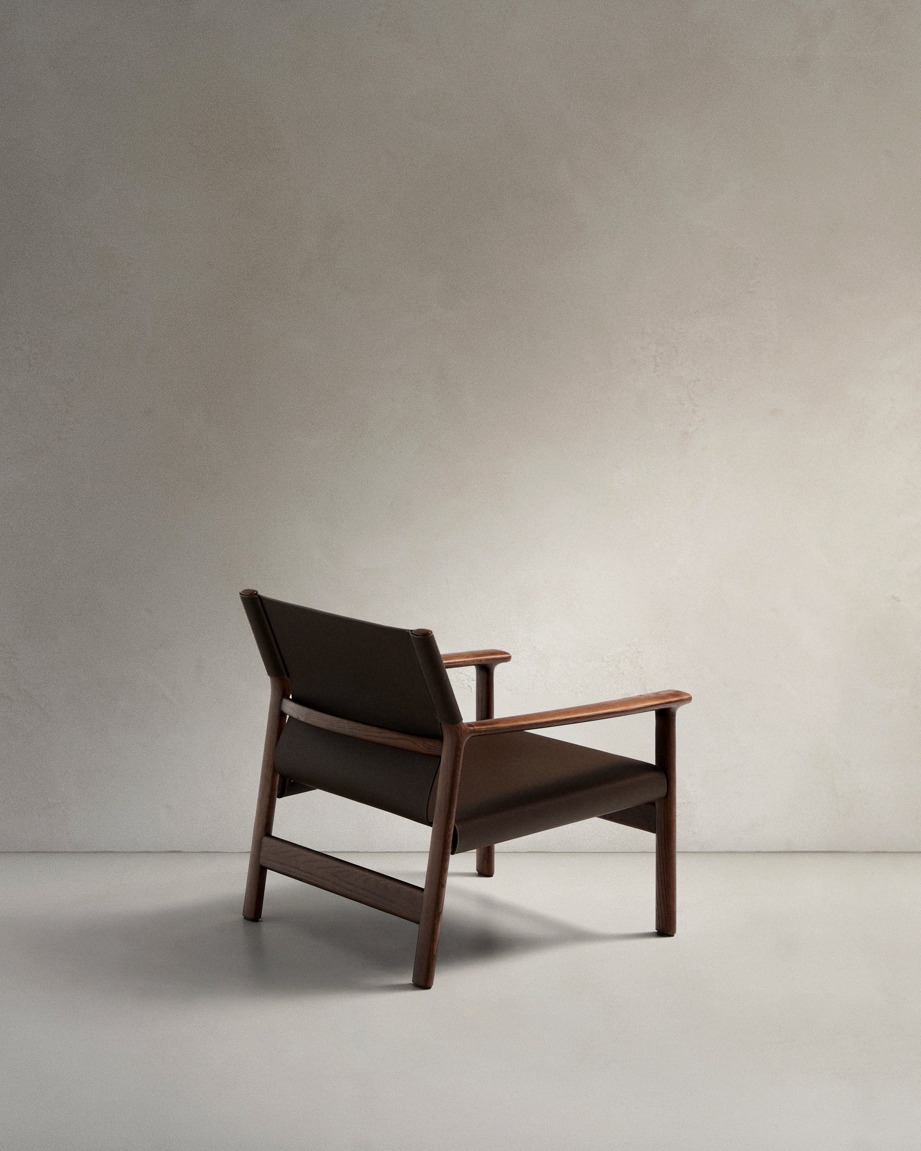 Jan armchair made of dark brown recycled leather fibres and FSC 100% solid ash wood with walnut-coloured finish - Product View