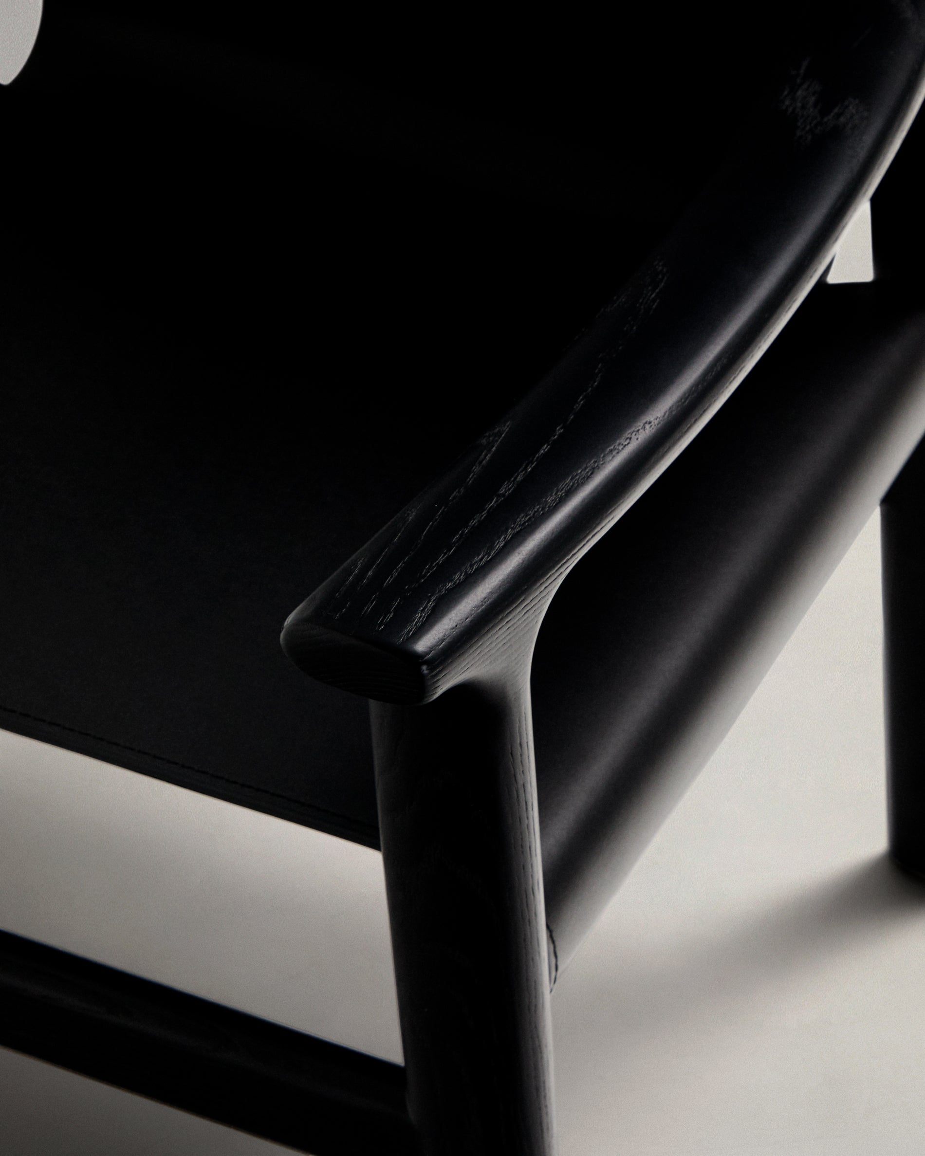 Jan chair made of black recycled leather fibres and FSC 100% solid ash wood with black finish - Detail