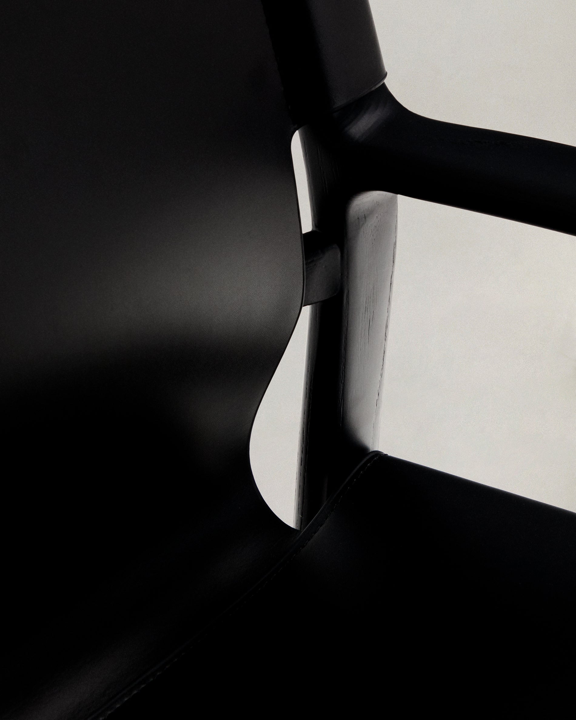 Jan chair made of black recycled leather fibres and FSC 100% solid ash wood with black finish - Detail