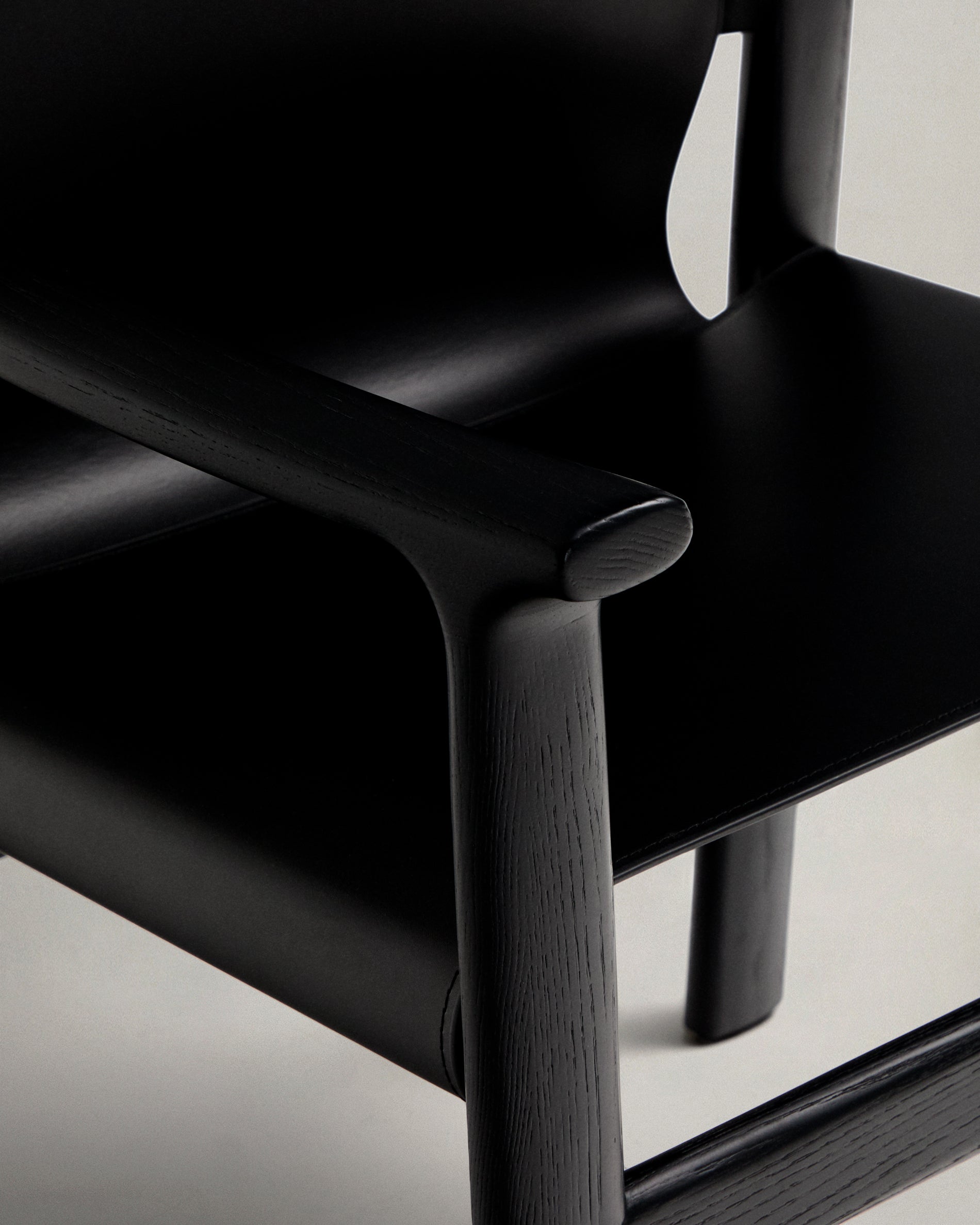 Jan chair made of black recycled leather fibres and FSC 100% solid ash wood with black finish - Detail