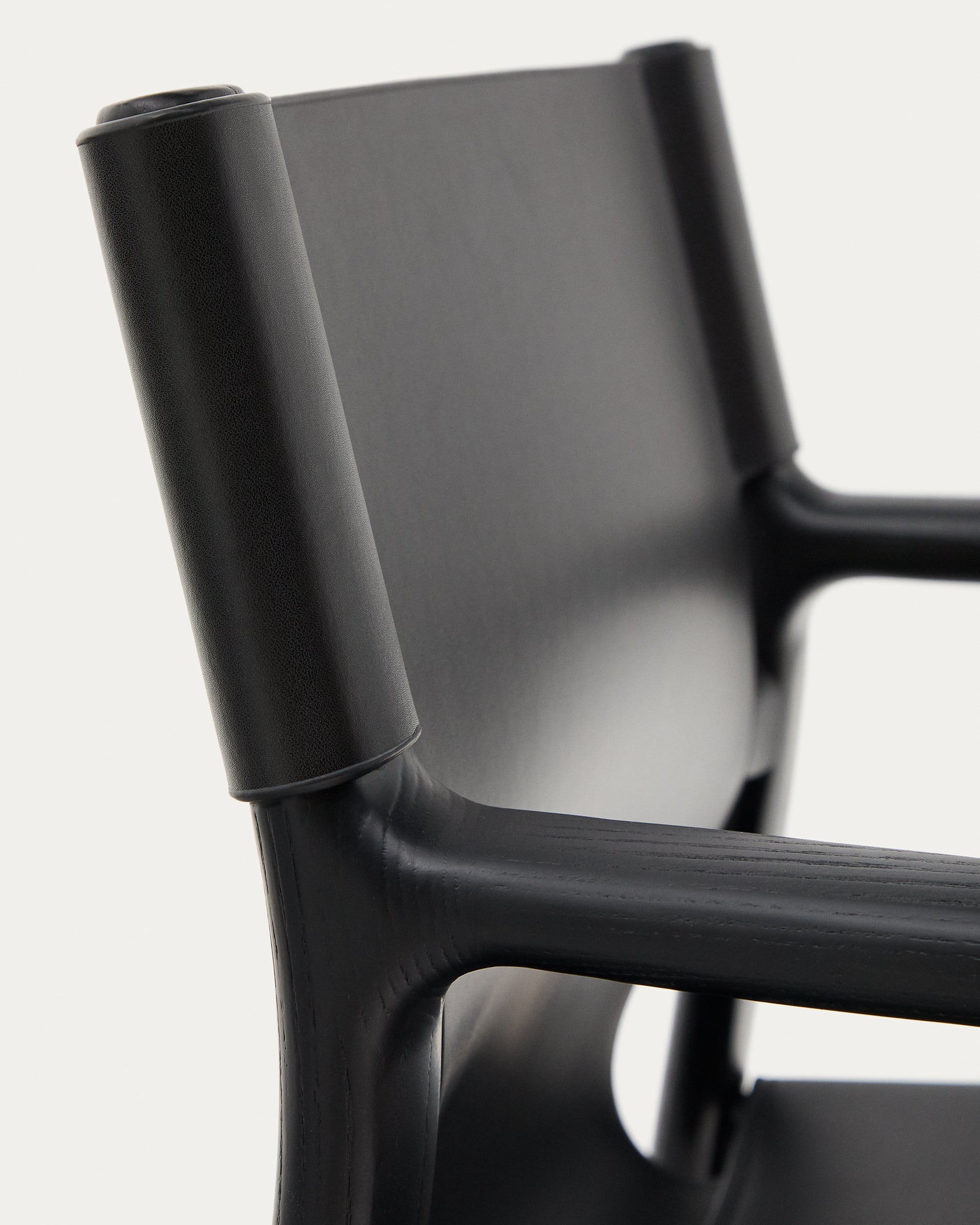 Jan chair made of black recycled leather fibres and FSC 100% solid ash wood with black finish - Detail