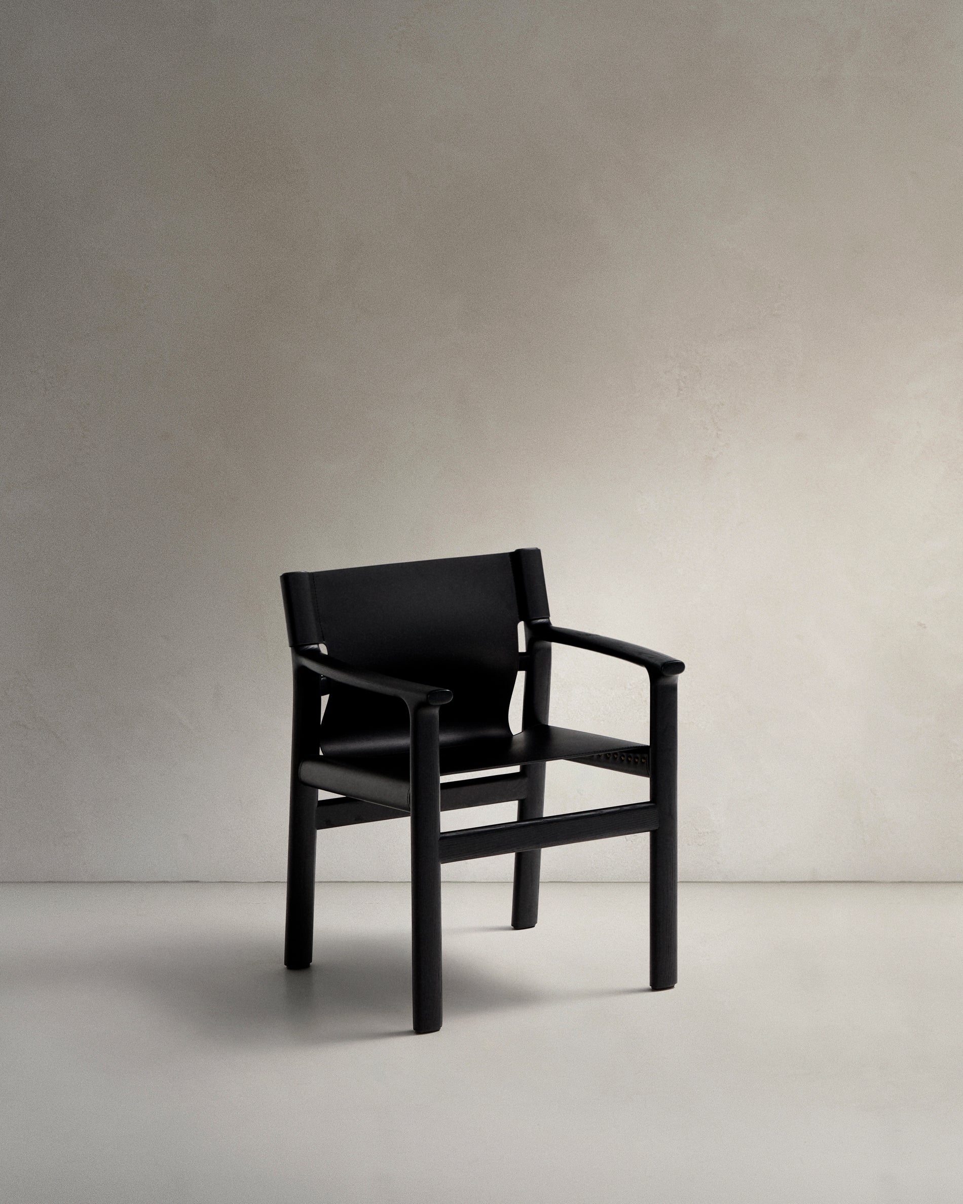 Jan chair made of black recycled leather fibres and FSC 100% solid ash wood with black finish - Product View