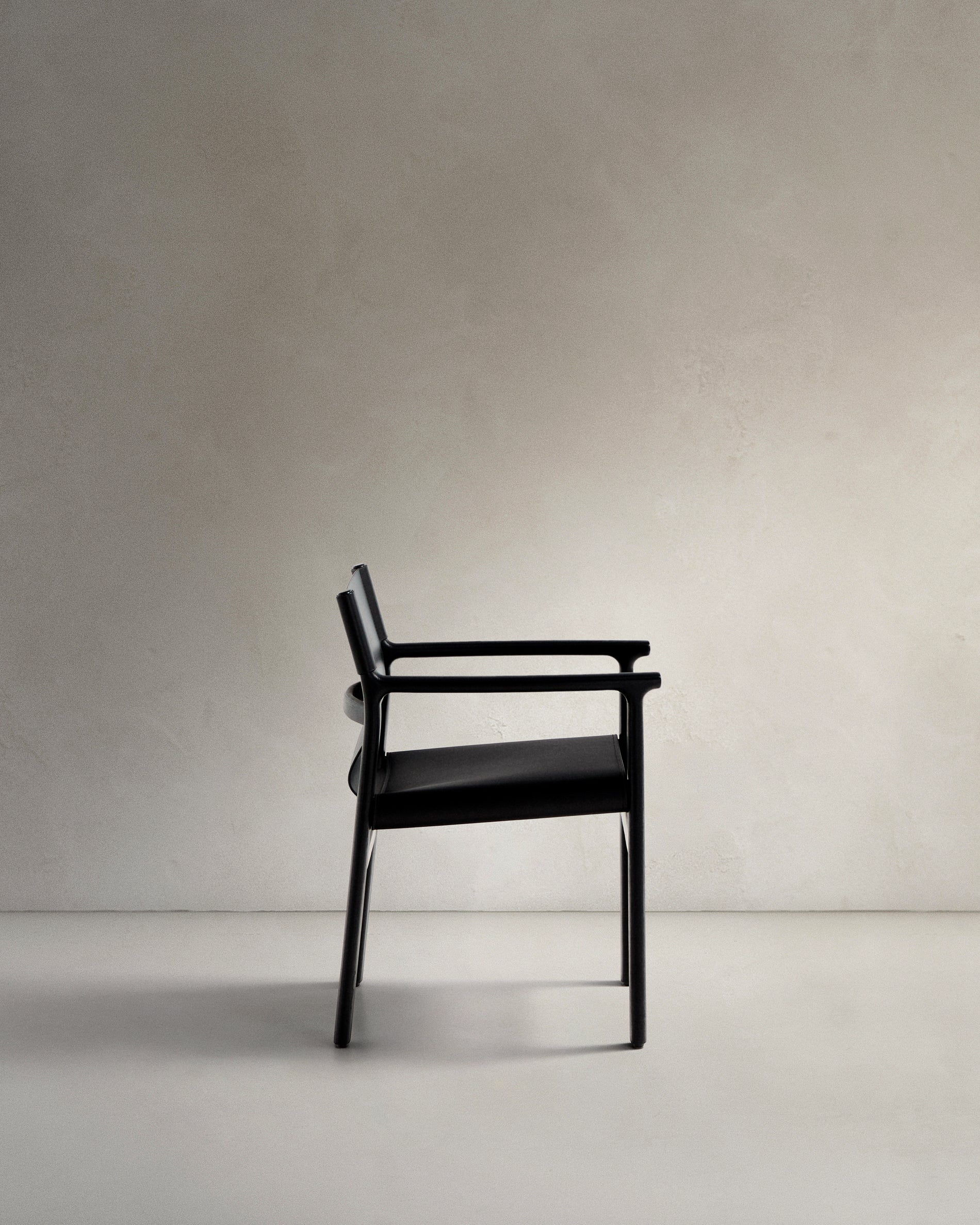 Jan chair made of black recycled leather fibres and FSC 100% solid ash wood with black finish - Product View
