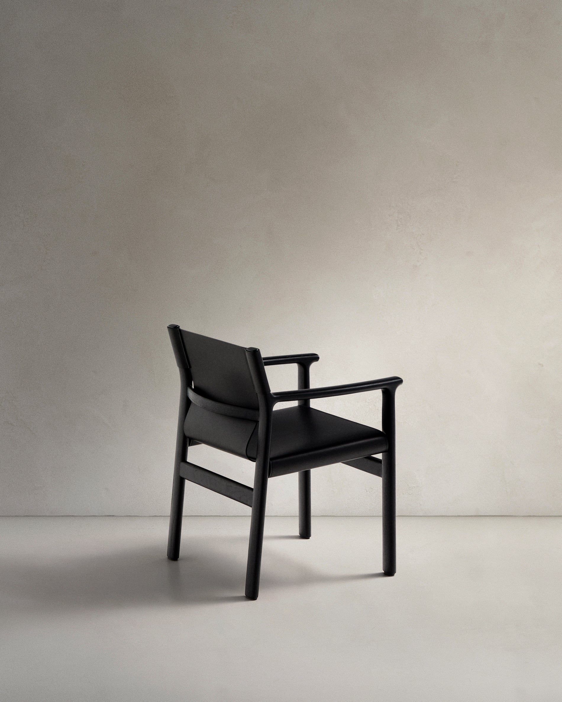 Jan chair made of black recycled leather fibres and FSC 100% solid ash wood with black finish - Product View