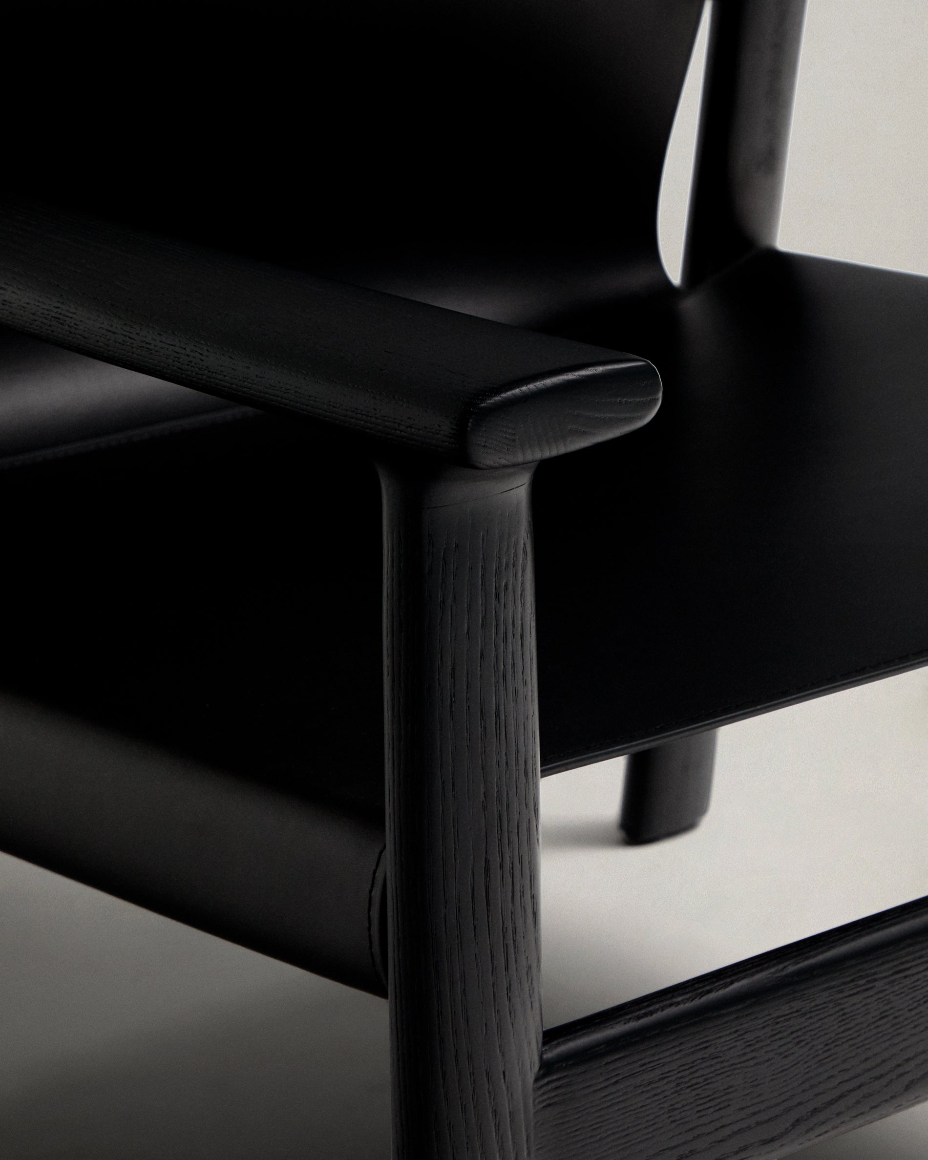 Jan armchair made of black recycled leather fibres and FSC 100% solid ash wood with black finish - Detail