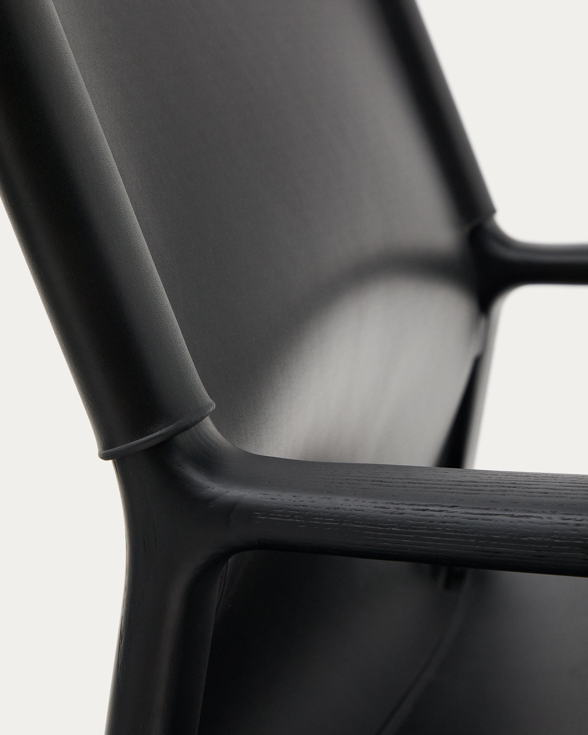 Jan armchair made of black recycled leather fibres and FSC 100% solid ash wood with black finish - Detail