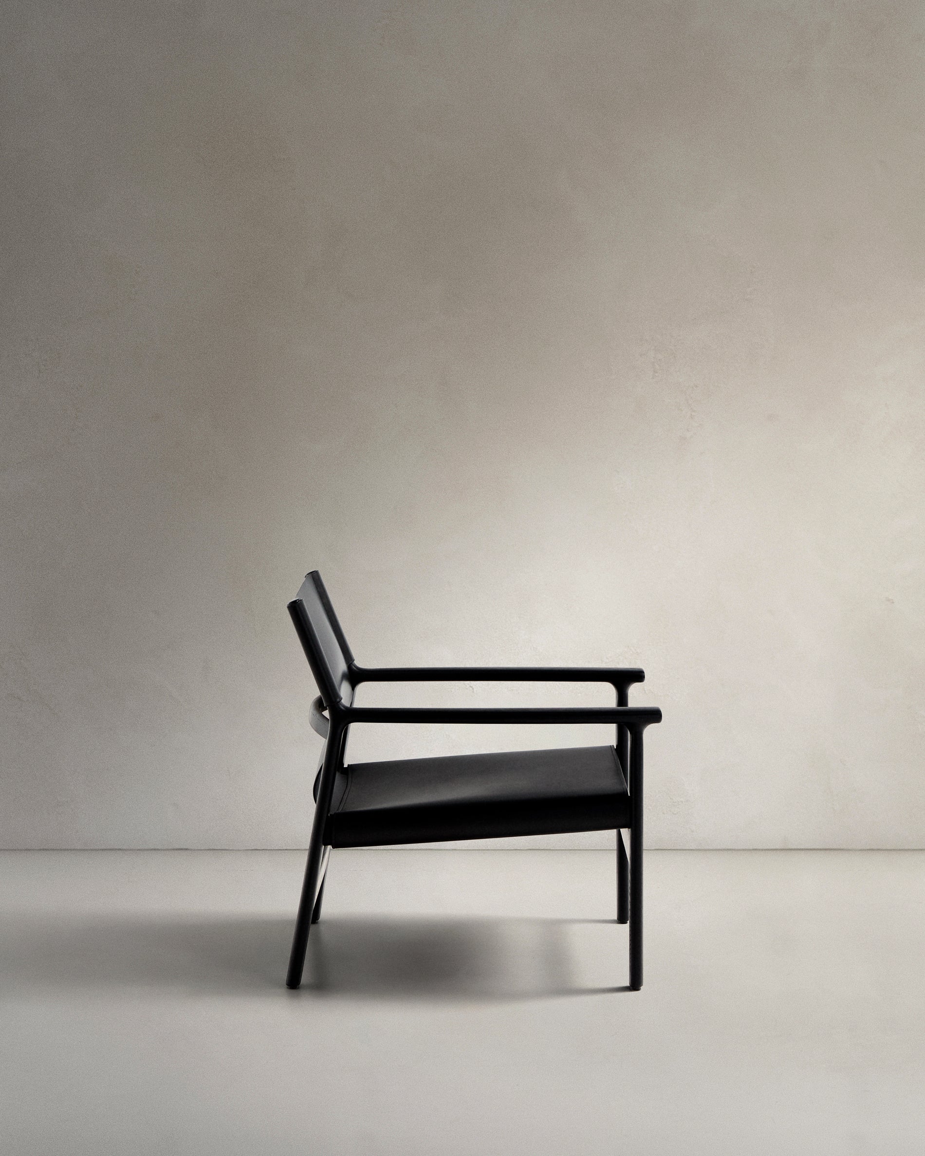 Jan armchair made of black recycled leather fibres and FSC 100% solid ash wood with black finish - Product View