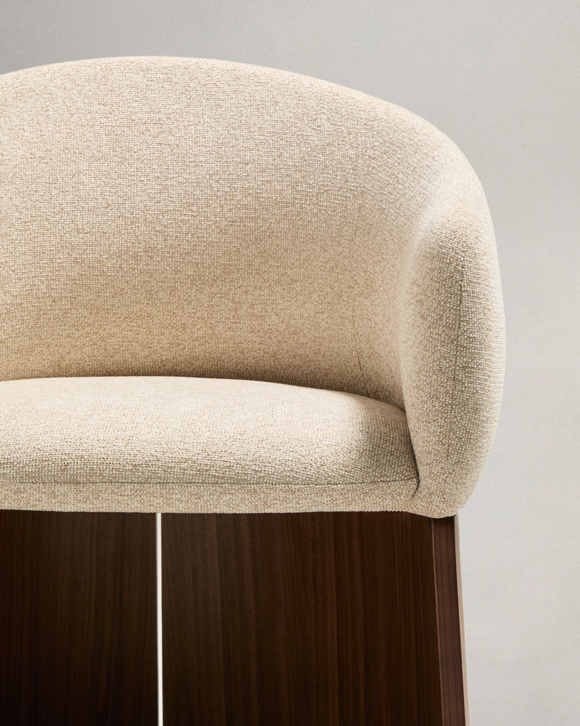 Bosca chair in beige chenille and walnut veneer FSC 100% - Detail