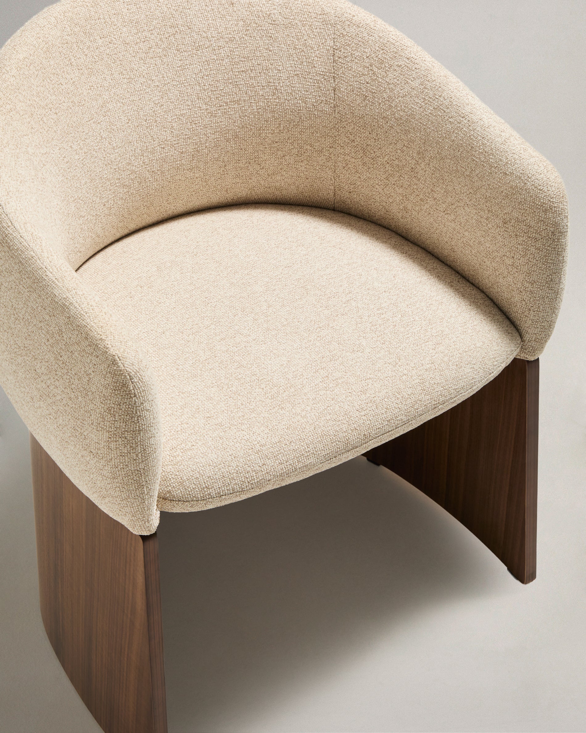 Bosca chair in beige chenille and walnut veneer FSC 100% - Detail