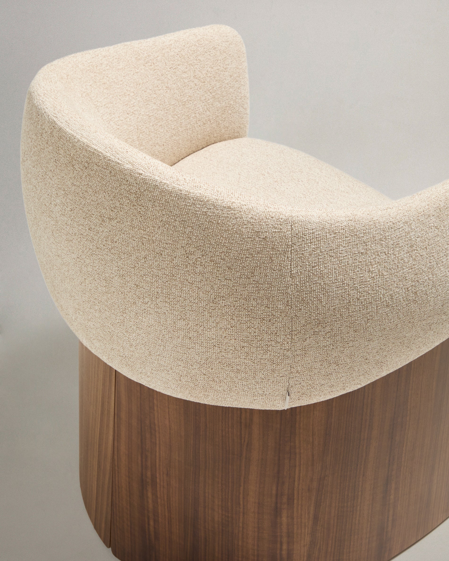 Bosca chair in beige chenille and walnut veneer FSC 100% - Detail