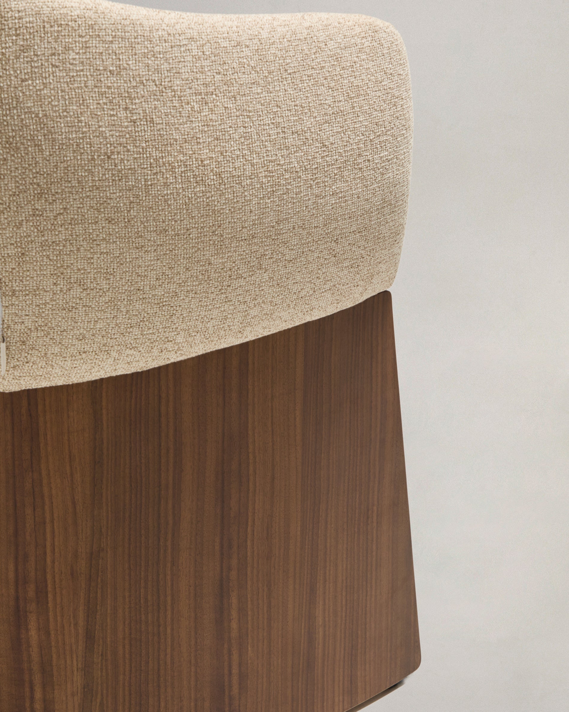 Bosca chair in beige chenille and walnut veneer FSC 100% - Detail
