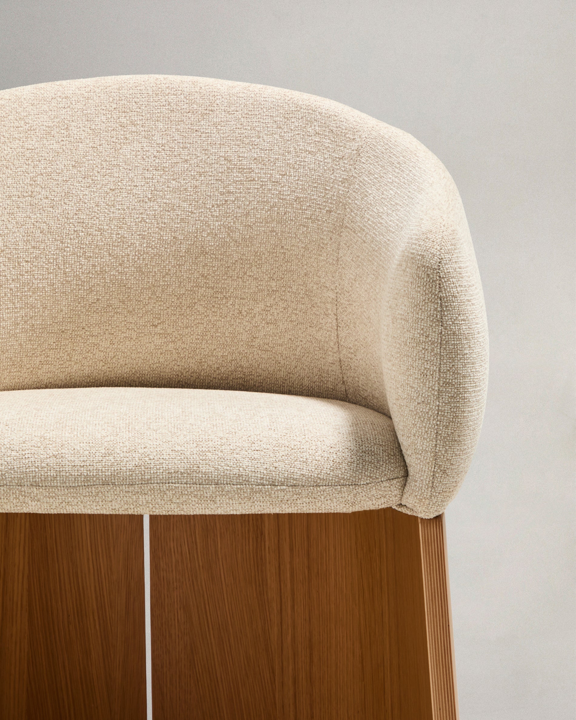 Bosca chair in beige chenille and oak veneer FSC 100% - Detail