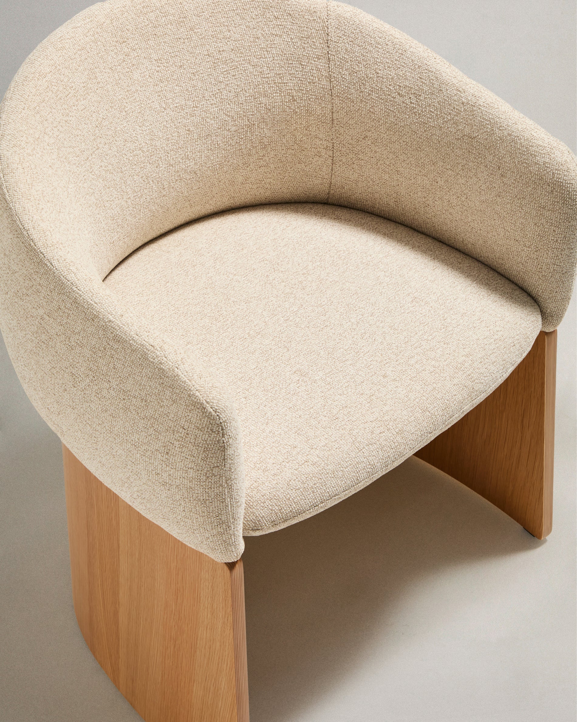 Bosca chair in beige chenille and oak veneer FSC 100% - Detail