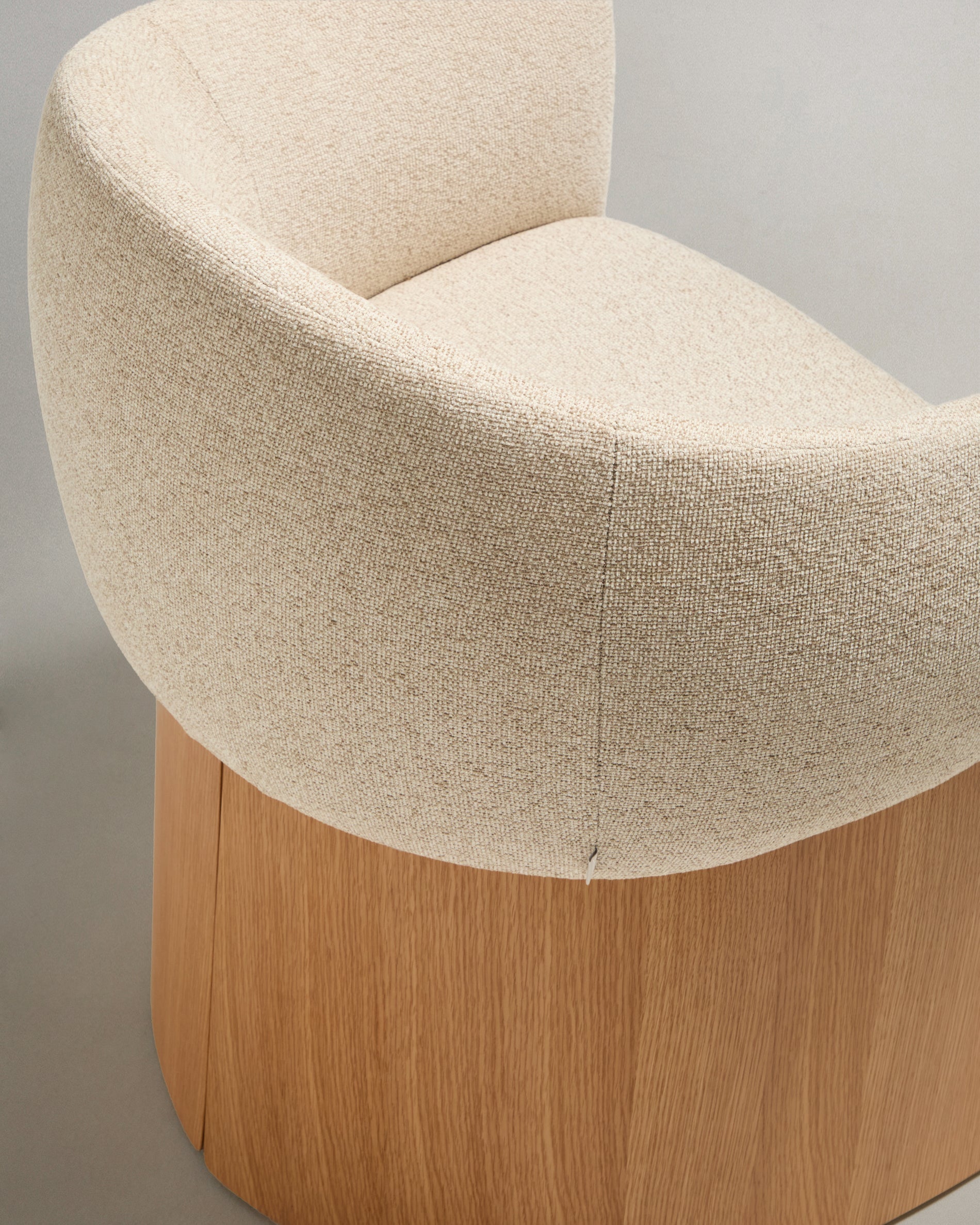 Bosca chair in beige chenille and oak veneer FSC 100% - Detail