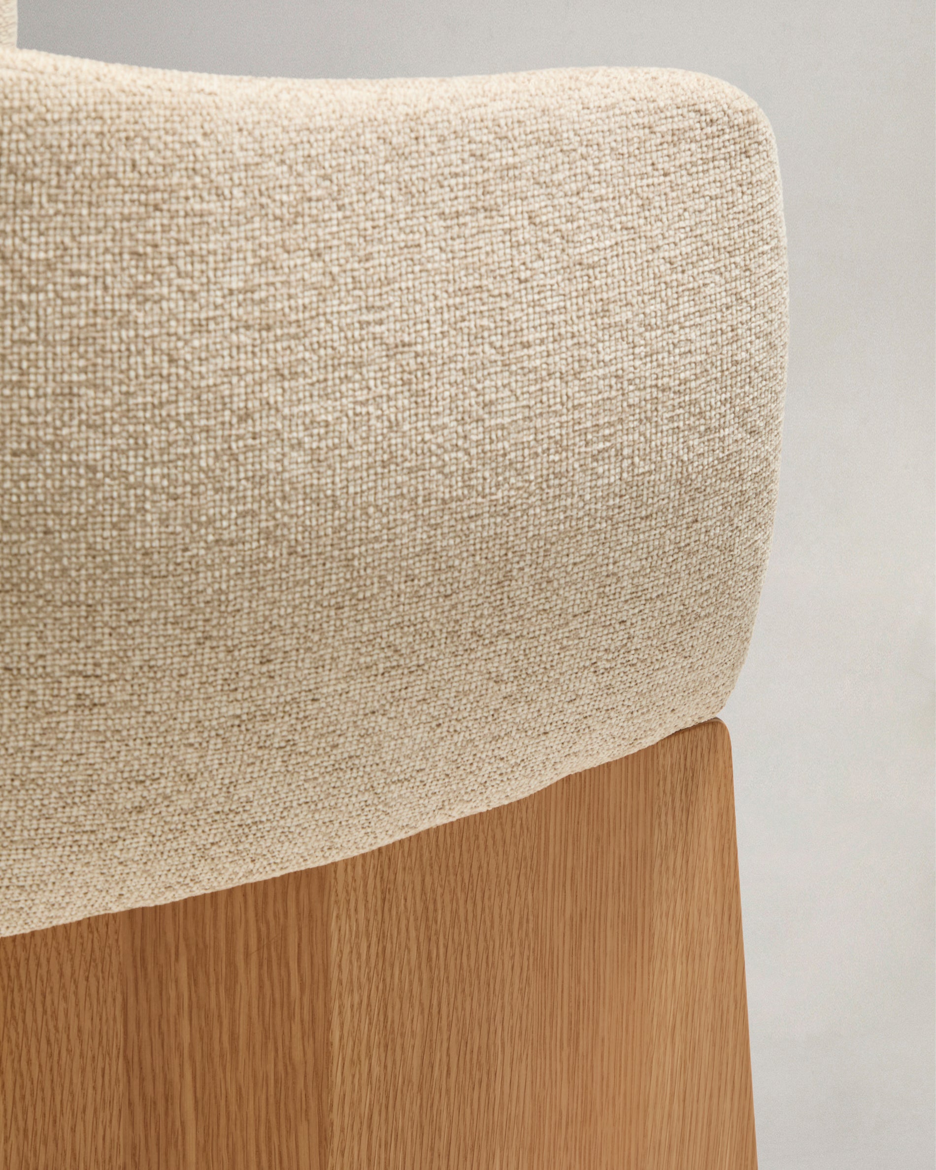 Bosca chair in beige chenille and oak veneer FSC 100% - Detail