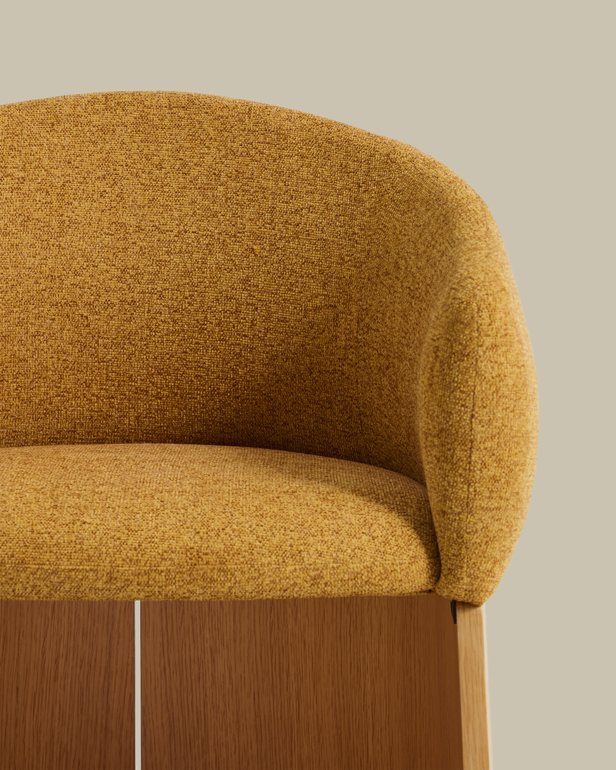 Bosca chair in ochre chenille and oak veneer FSC 100% - Detail
