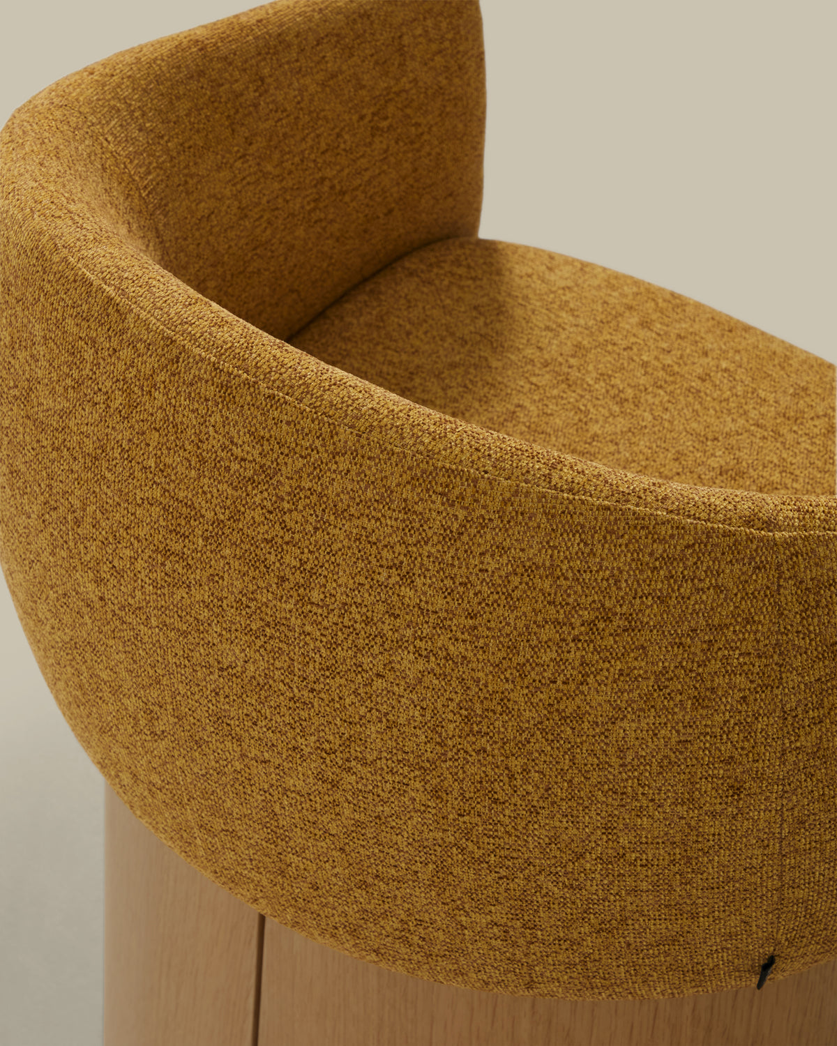 Bosca chair in ochre chenille and oak veneer FSC 100% - Detail