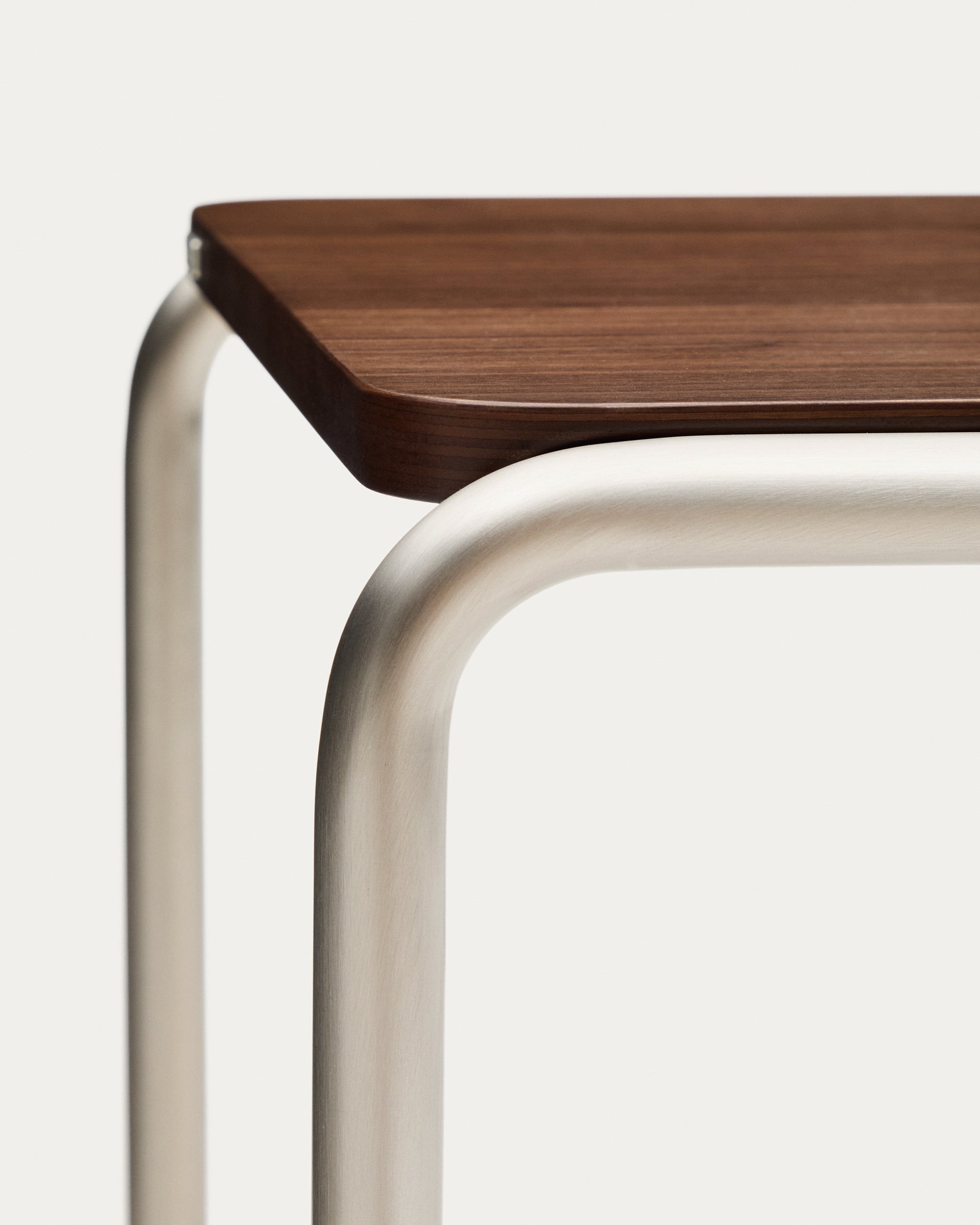 Tarsel side table in walnut veneer with brushed stainless steel structure 42 x 47cm - Detail