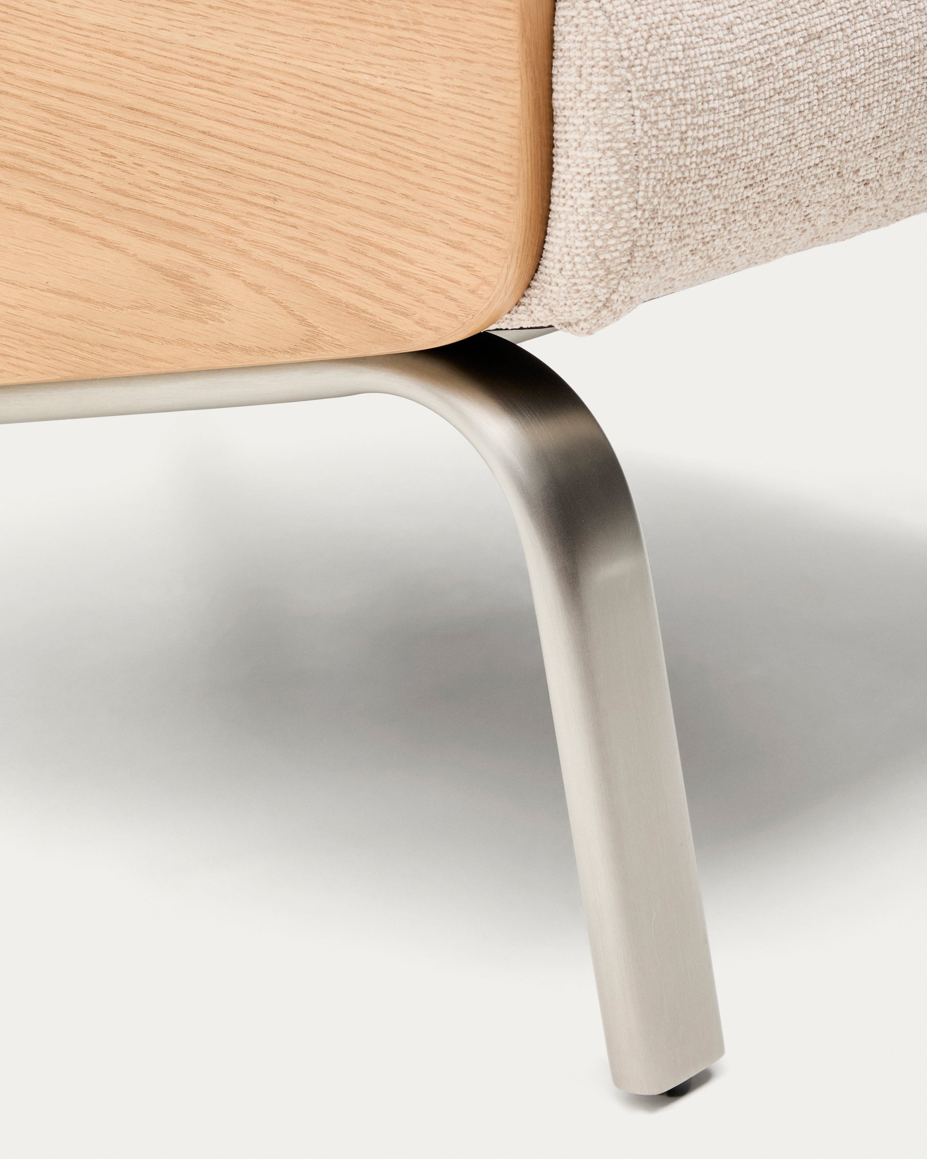 Amsen beige armchair in oak plywood with legs in brushed stainless steel - Detail