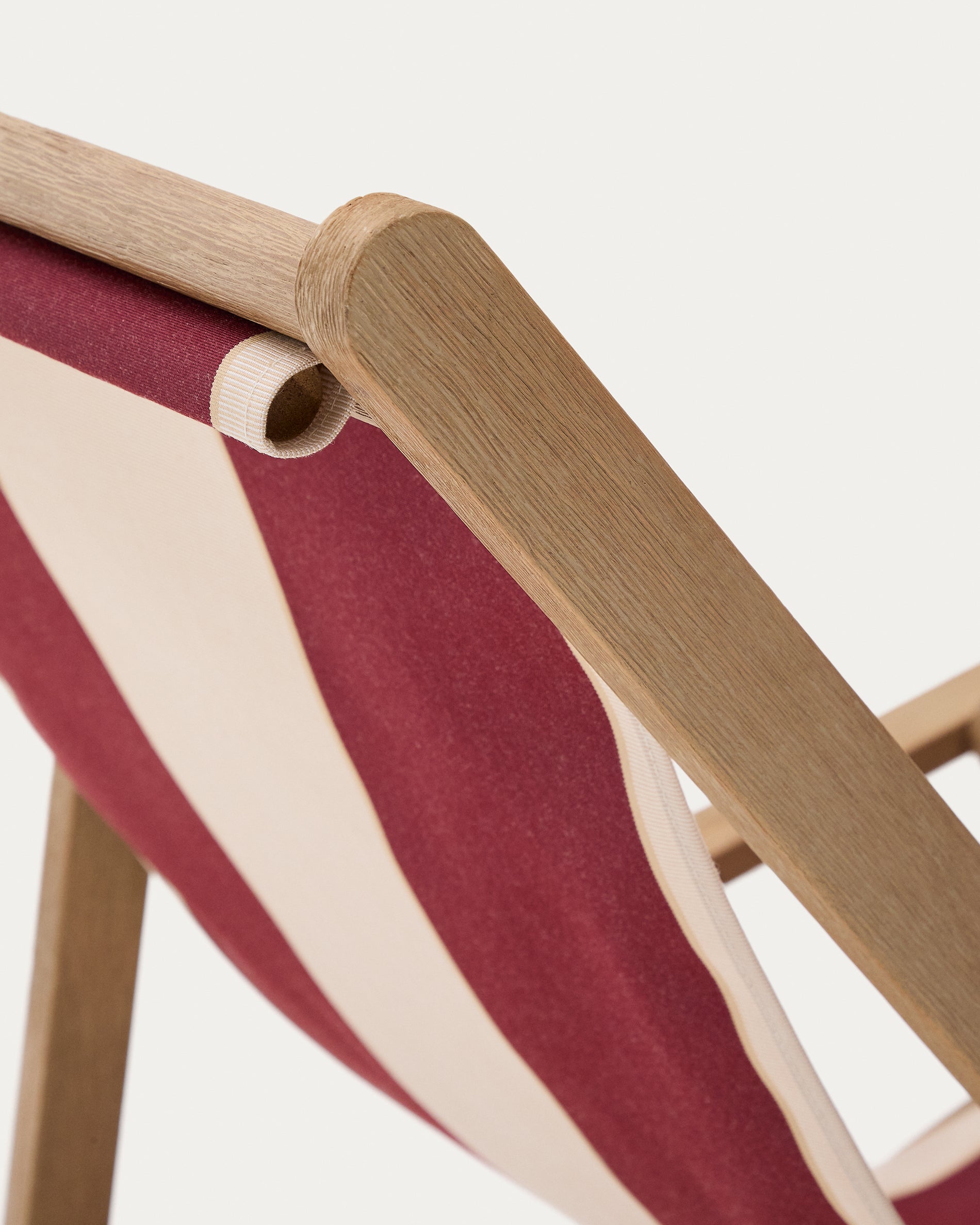 Vilara burgundy and beige striped outdoor folding deck chair made of FSC 100% solid acacia wood - Detail